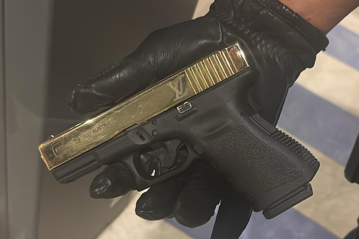 La pistola con el logo de una firma de lujo y el fusil de asalto en color dorado intenso fueron incautados, a finales de 2025, en una operación antidrogas.