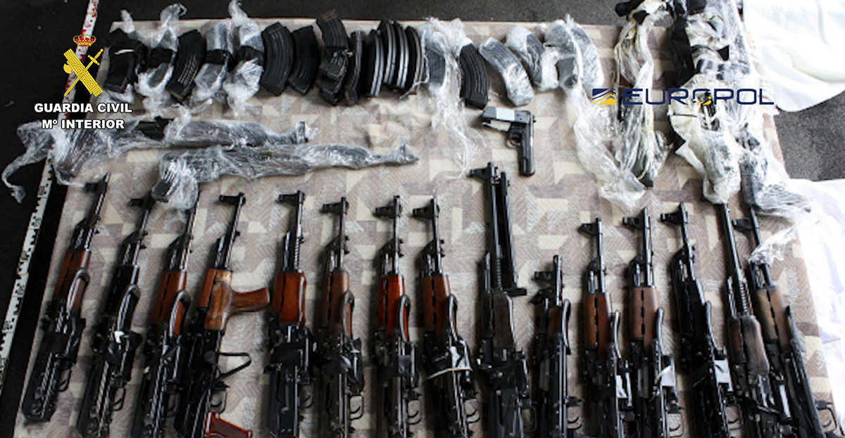 Si hace unas semanas una fiscal antidroga afirmaba en 'Crónica' que «España, lentamente, se está convirtiendo en un narcoestado», las incautaciones de armas hechas por las Fuerzas y Cuerpos de Seguridad del Estado y Europol parecen darle la razón. Los traficantes ya no tienen temor en disparar a los agentes. También presumen de armas personalizadas. La Guardia Civil ha descubierto un campo de tiro subterráneo.