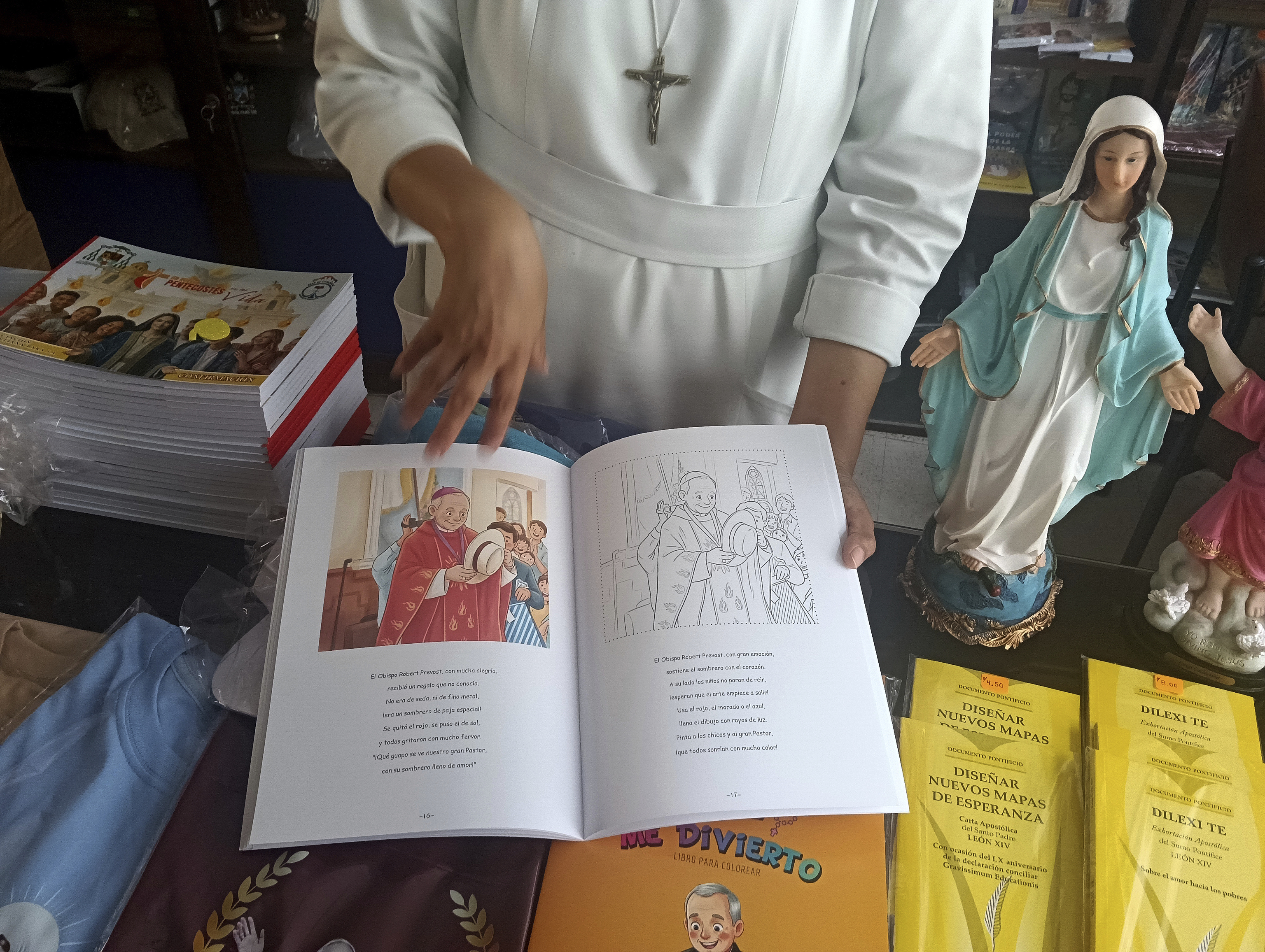 Una monja muestra un libro con la foto del Papa.