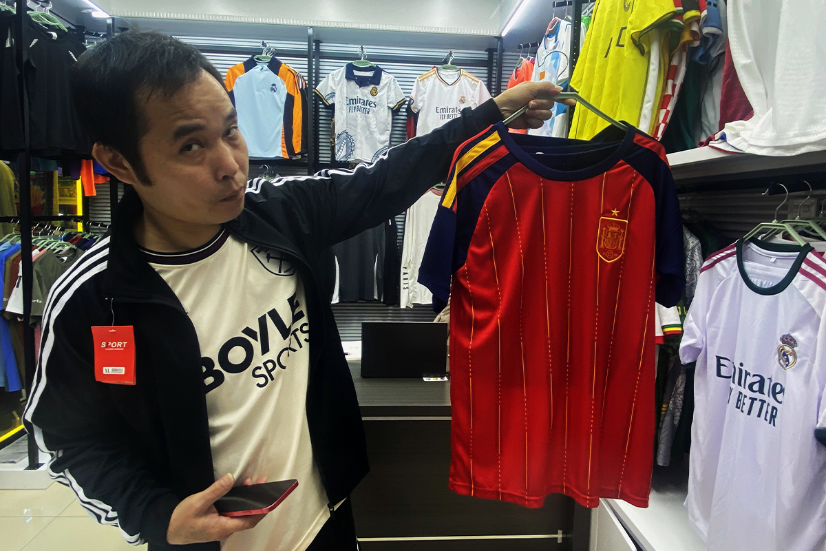 Un comerciante de Yiwu con una falsificación de España.
