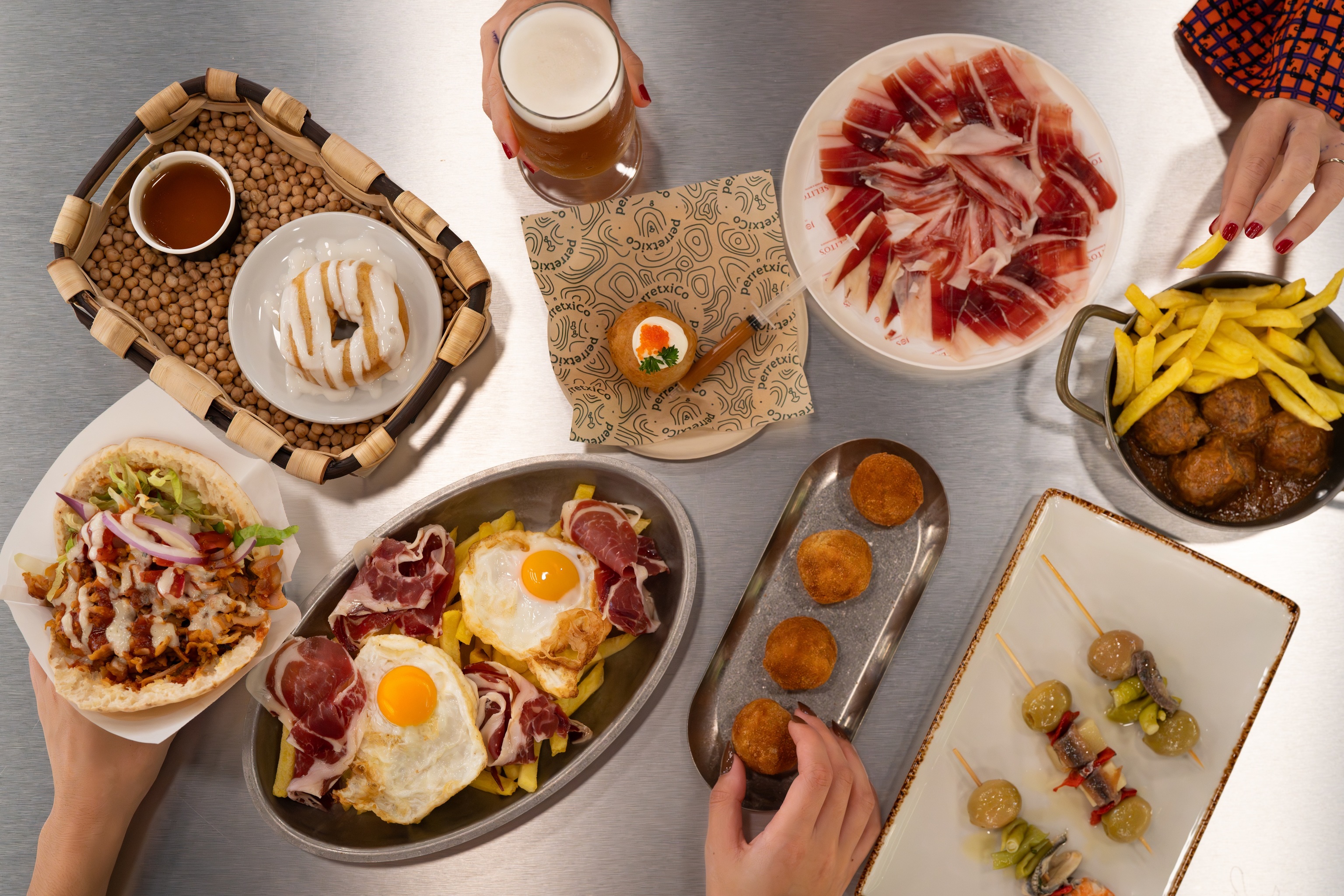Platos de los distintos espacios de Bernabéu Market.
