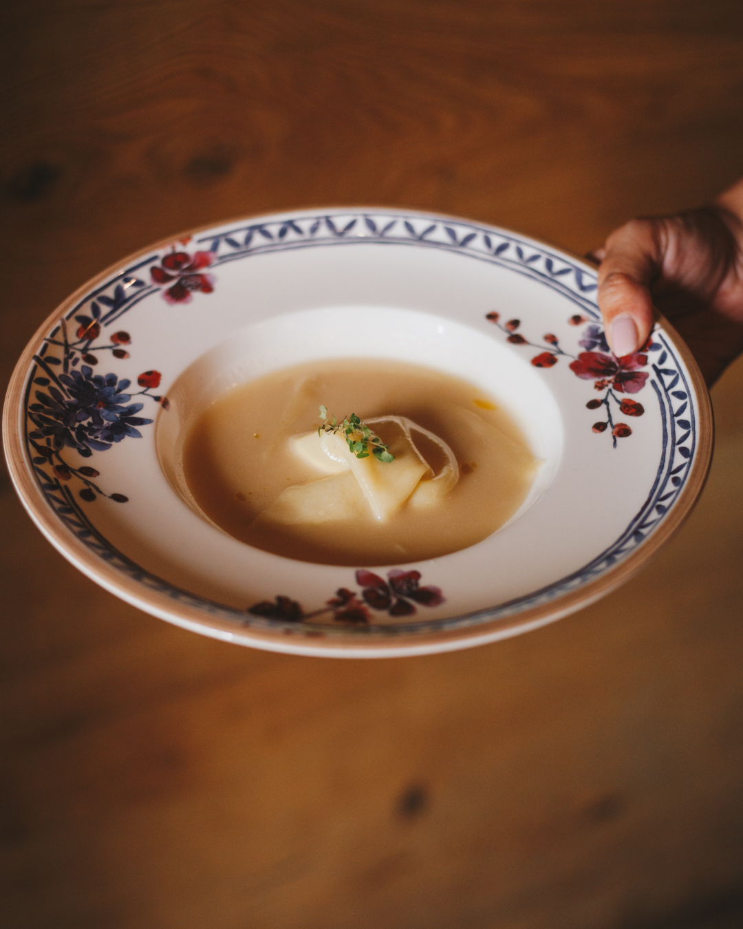 Purrusalda con velouté de ajo, crema de bacalao y pasta fresca, en La Bien Aparecida.