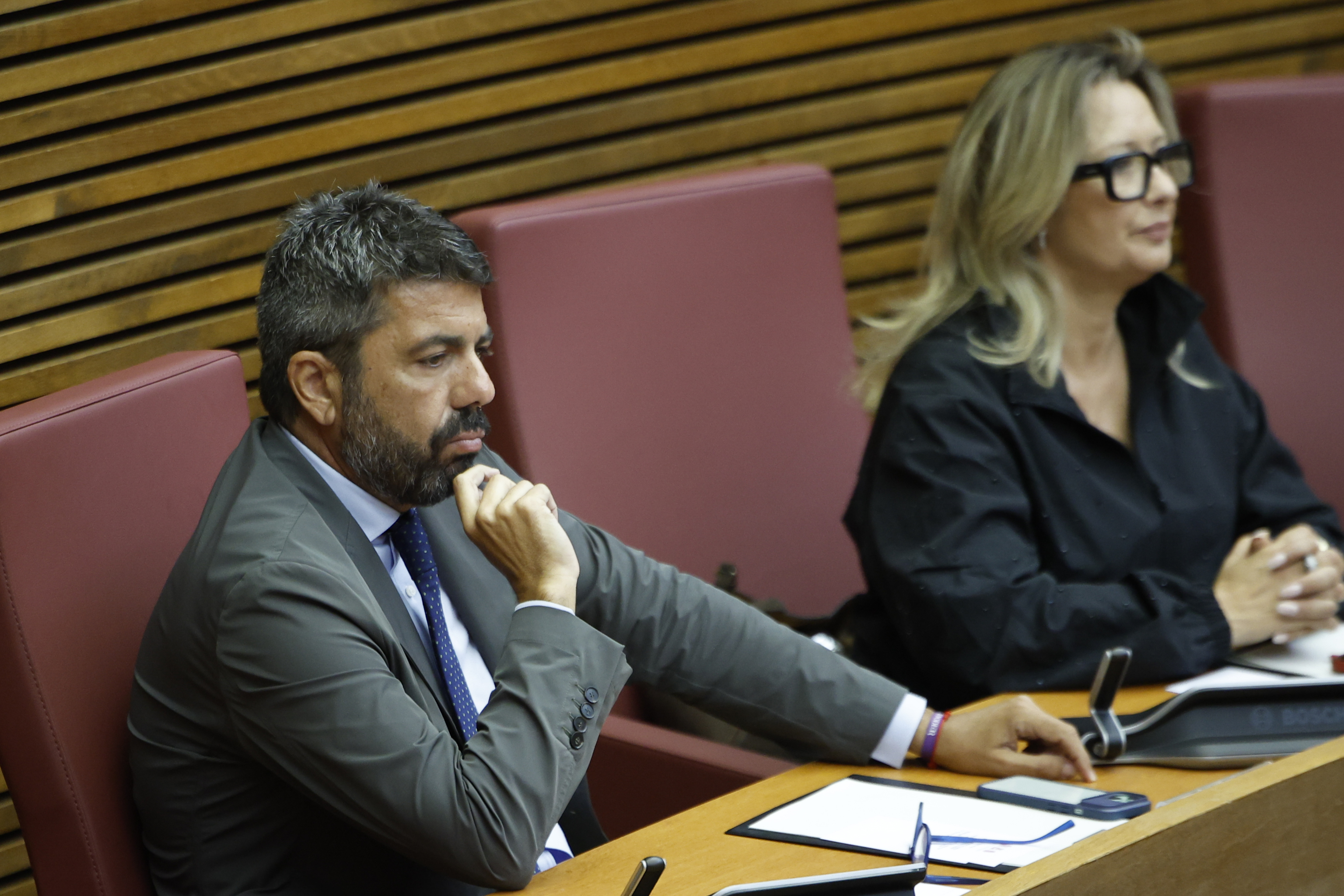 Mazón, en su escaño de las Cortes.
