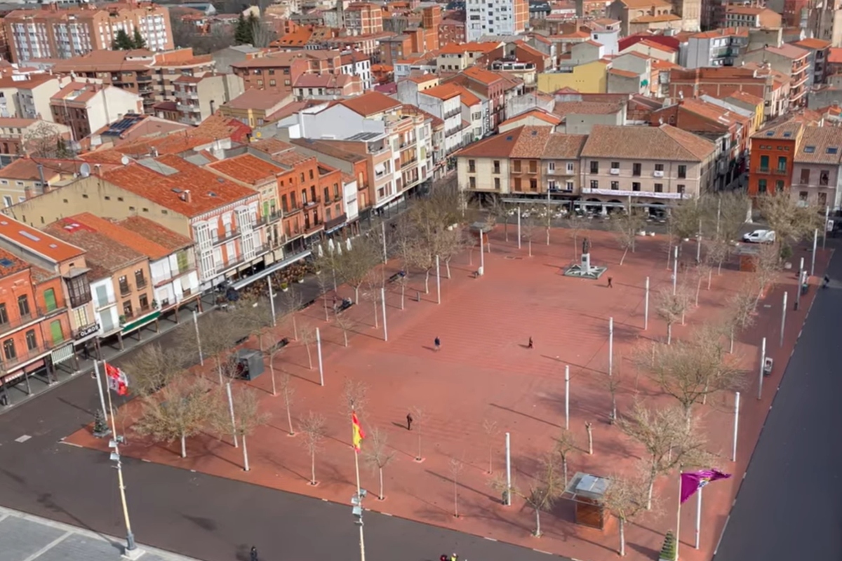 Parece Trujillo o Almagro, pero la plaza mayor más grande de España está en el pueblo que murió Isabel la Católica
