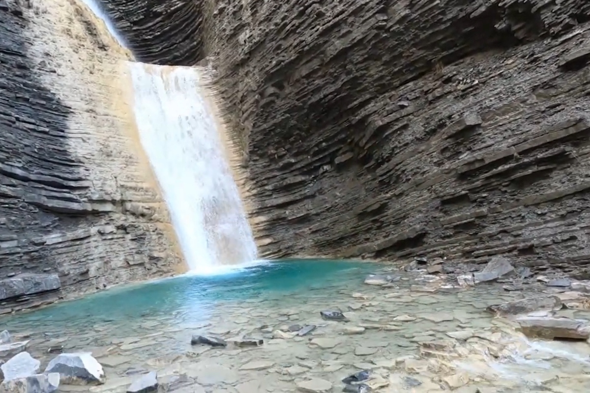 La cascada de ensueño situada en un pueblo de Aragón: aguas cristalinas entre montañas para refrescarse y desconectar