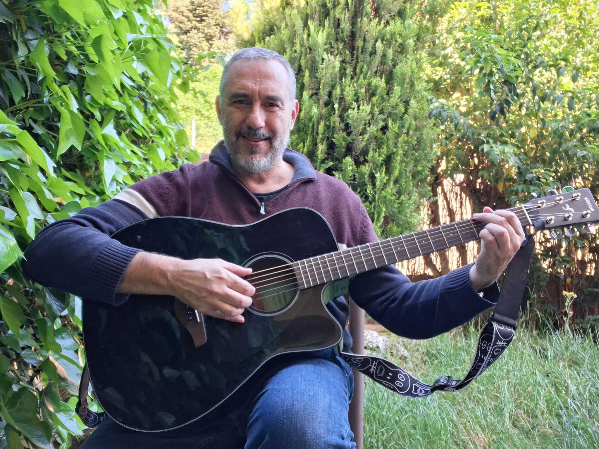 Jota Cuspinera, con su guitarra.