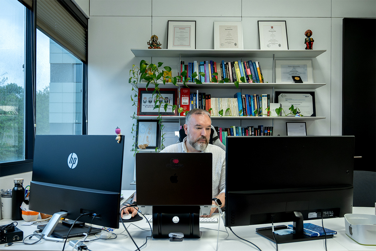 Román Orús en su despacho en el Donostia International Physics Center (DIPC).