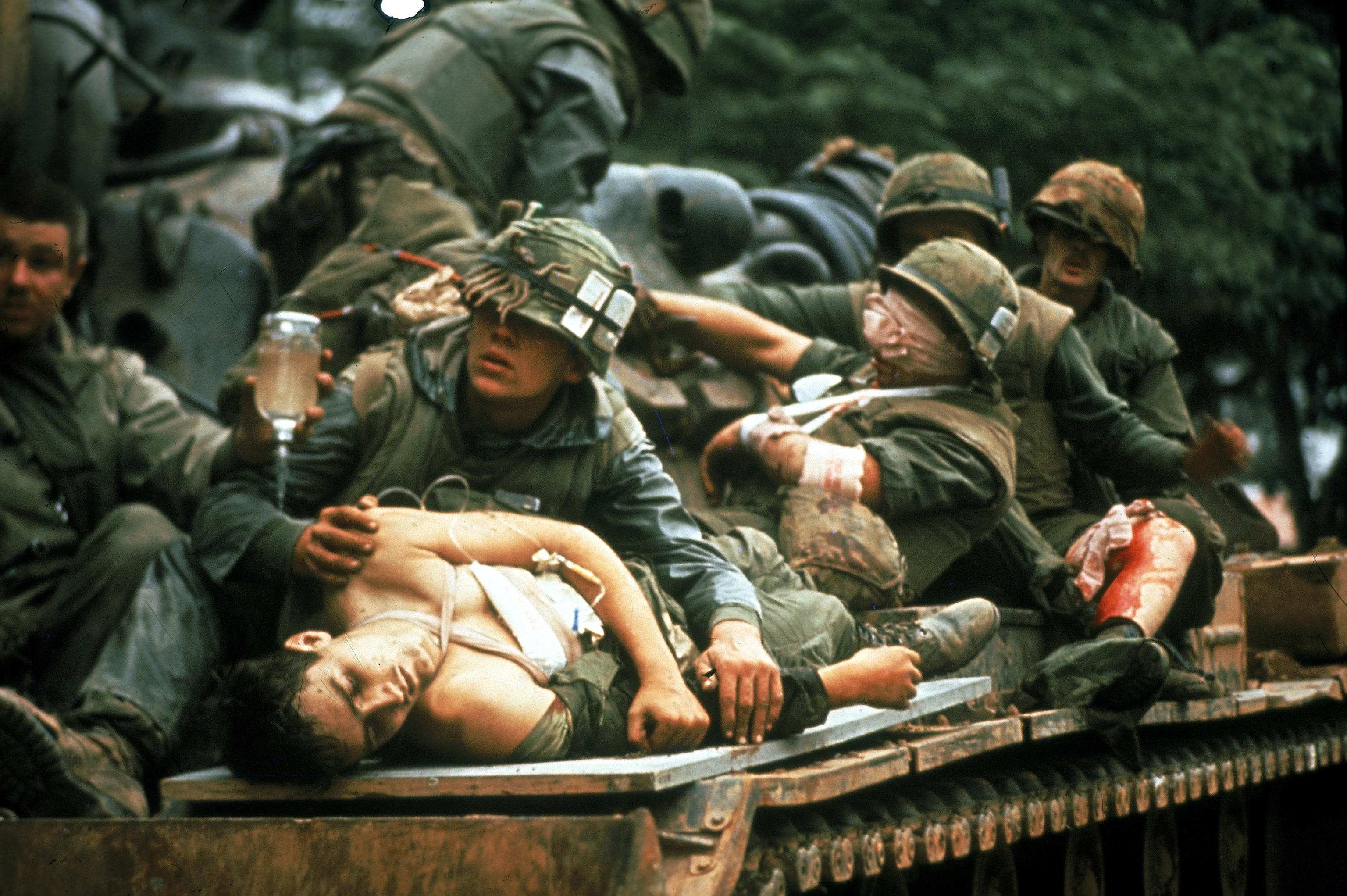 Varios soldados ensangrentados y vendados tras la batalla de Hue, en la guerra de Vietnam, en 1968.
