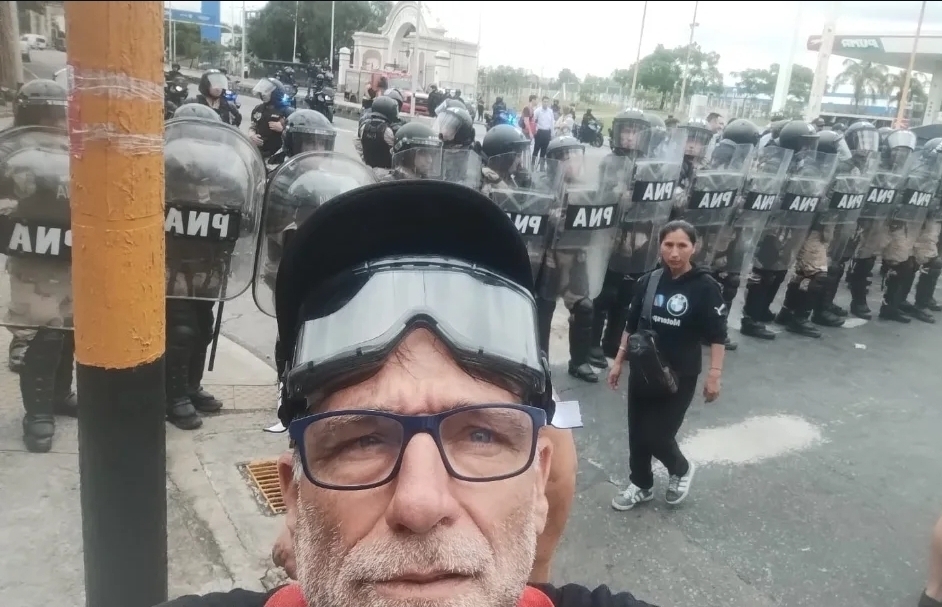 El sacerdote español "Paco" Olveira, "cura villero" de Buenos Aires, en una manifestación contra el gobierno de Javier Milei