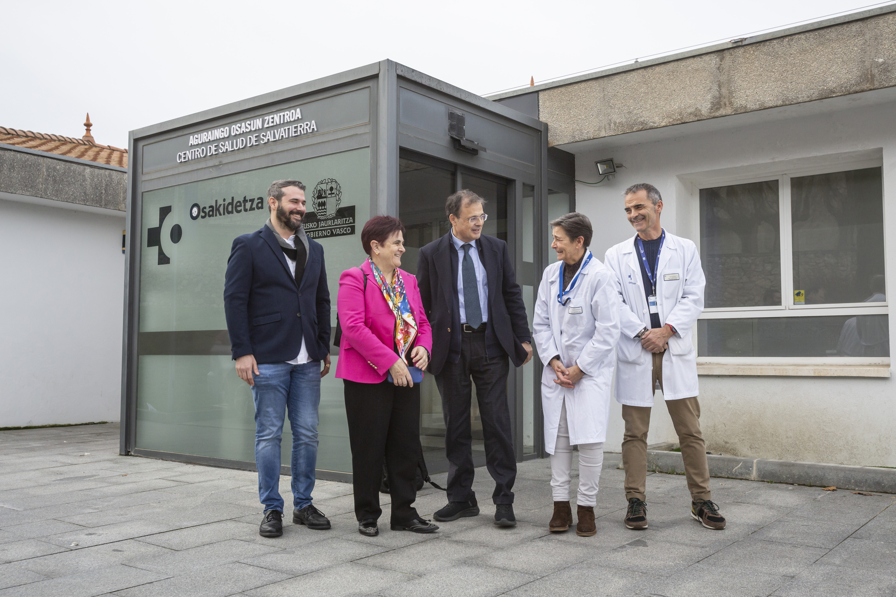 El consejero Alberto Martínez junto a la directora general Lorea Bilbao con médicos del ambulatorio de Salvatierra el 28 de enero cuándo se reconoció la existencia de las primeras vacunas caducadas.