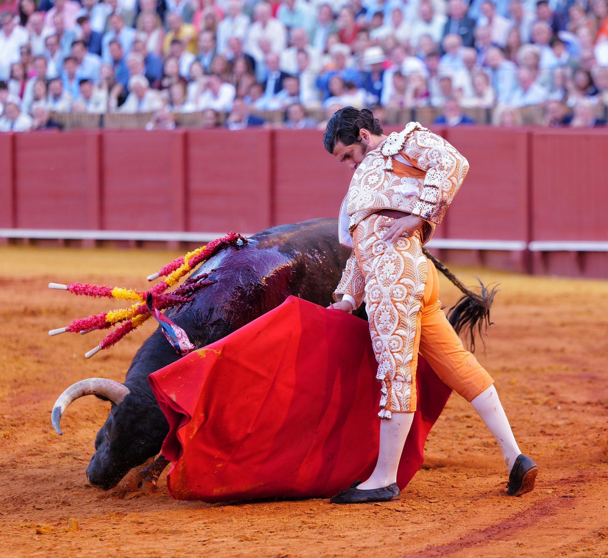 Trincherazo de Morante, que cortó tres orejas en Sevilla.