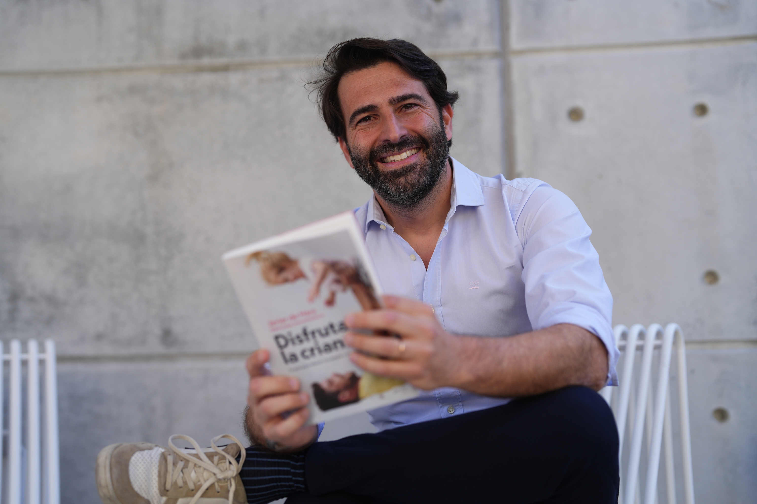Javier de Haro es autor de 'Disfrutar la crianza', además de profesor, psicólogo y padre.