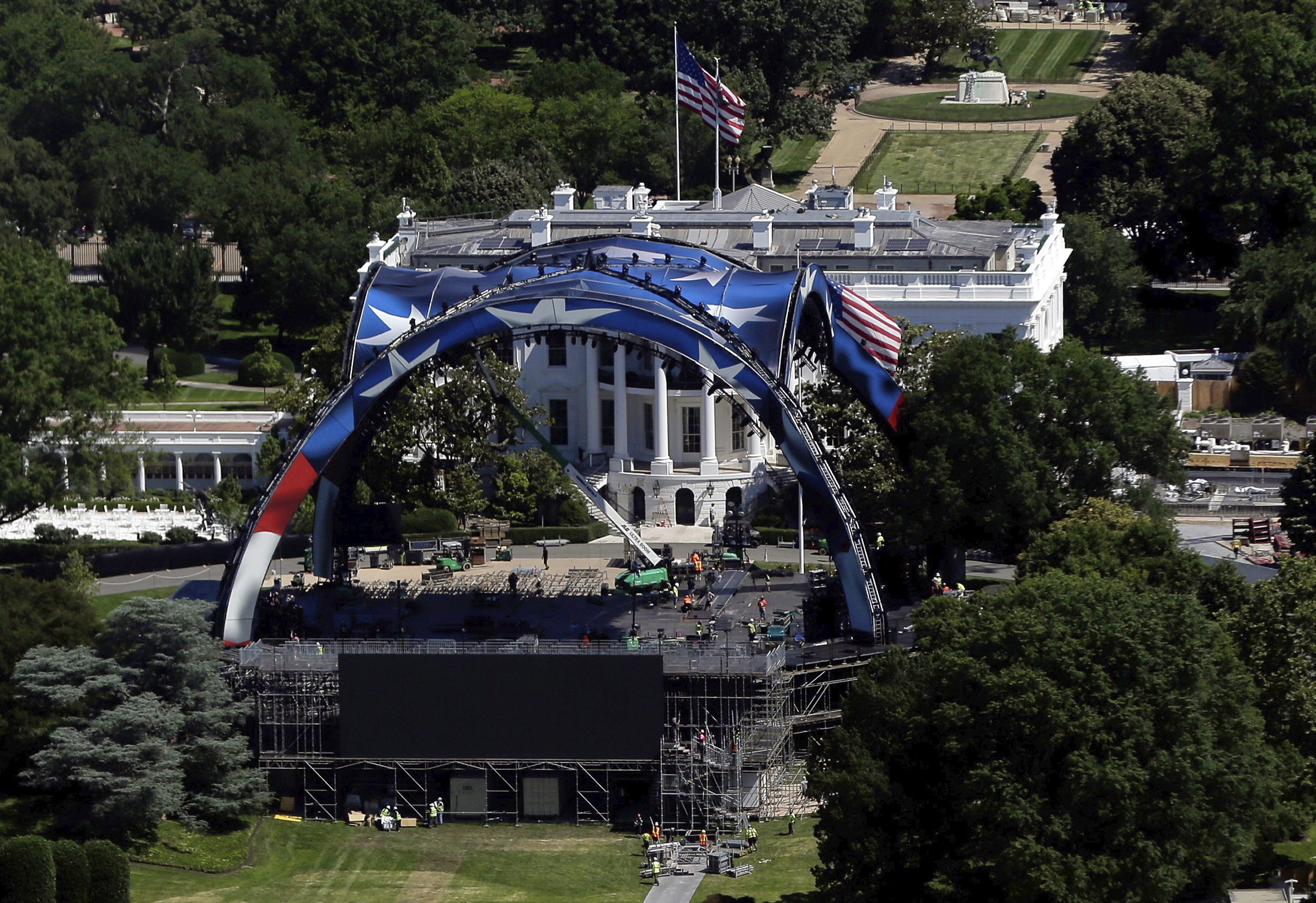 Montaje de la estructura que acogerá los combates en la Casa Blanca.