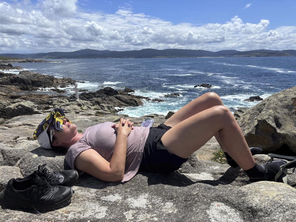 Merecido descanso a los pies del Faro Roncudo.