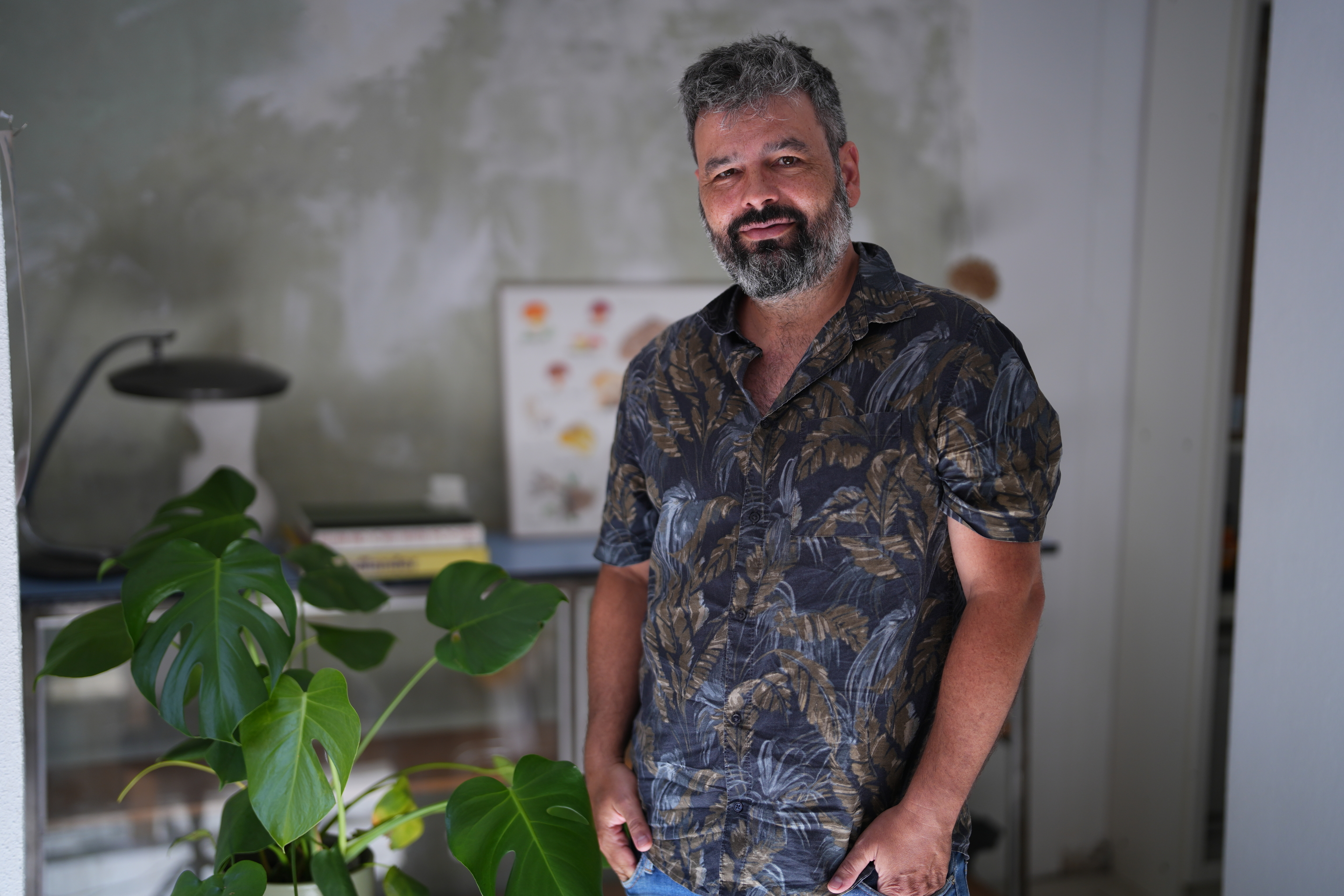 El escritor, guionista y productor Luis Murillo, en su oficina.