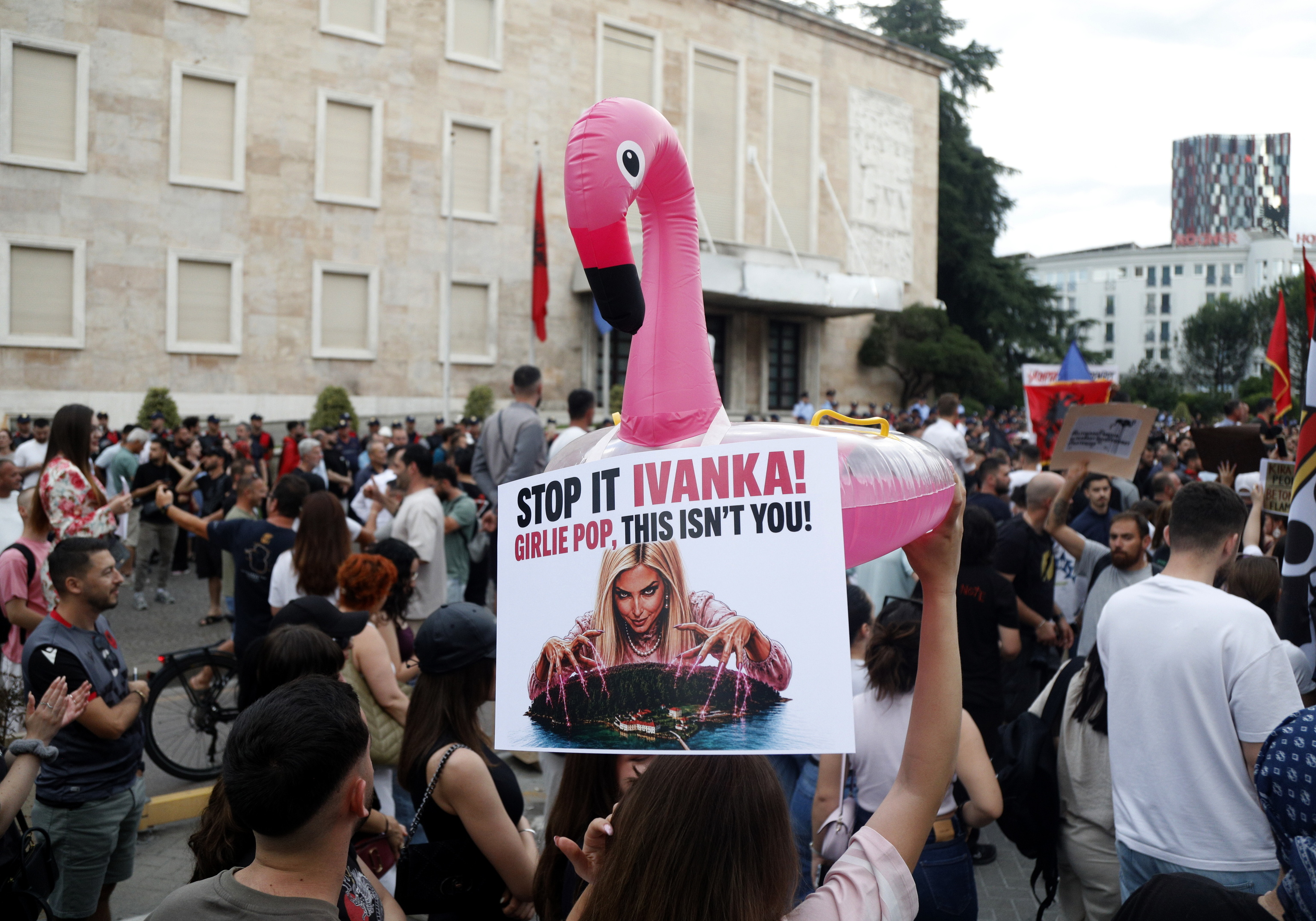 El pasado miércoles, miles de manifestantes protestaron en Tirana contra el resort de lujo que pretende construir la familia Trump en la isla de Sazan.