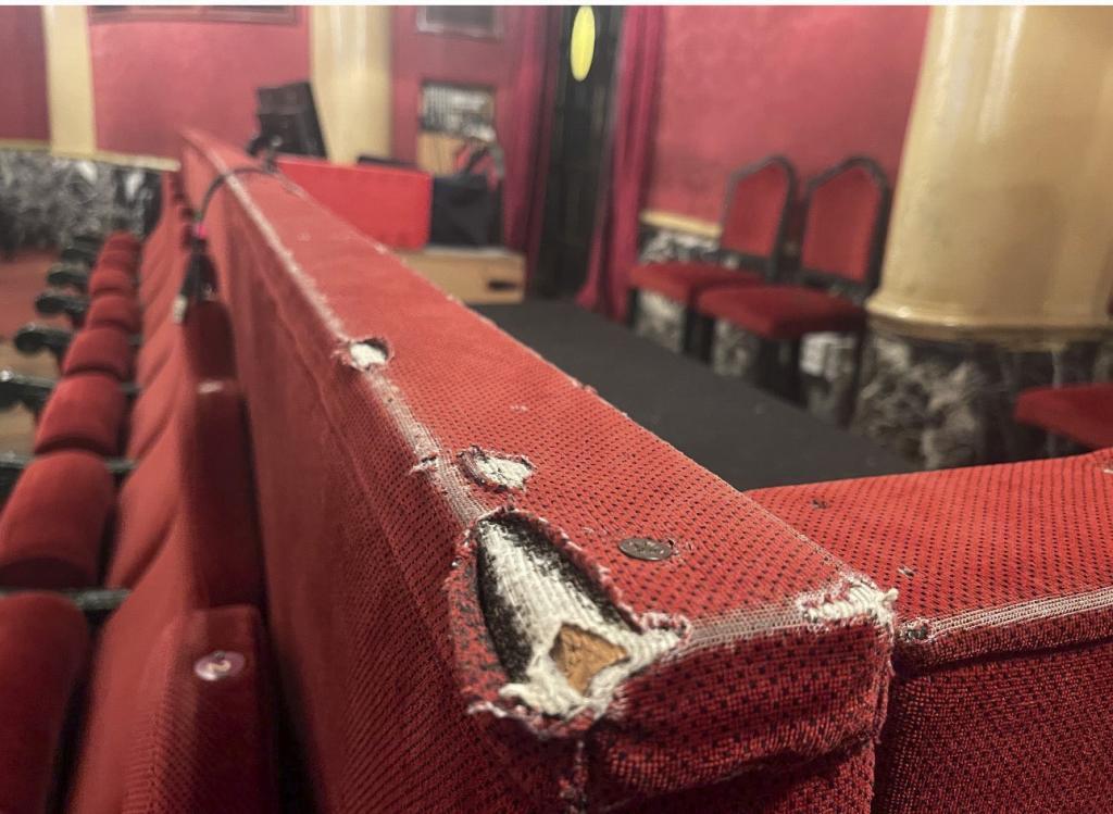 Arriba, a la derecha, el deterioro de los textiles del patio de  butacas del Lope de Vega.
