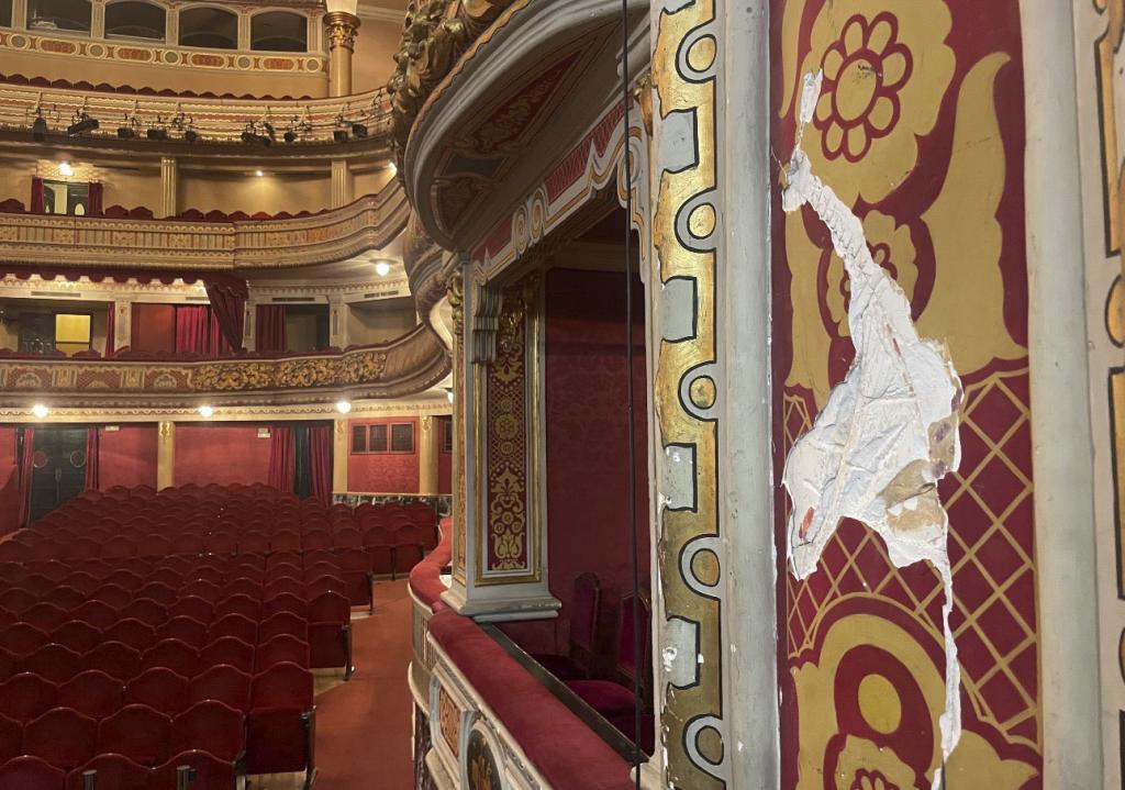 Abajo, el estuco de los palcos del Teatro Lope de Vega, con la pintura arrancada.