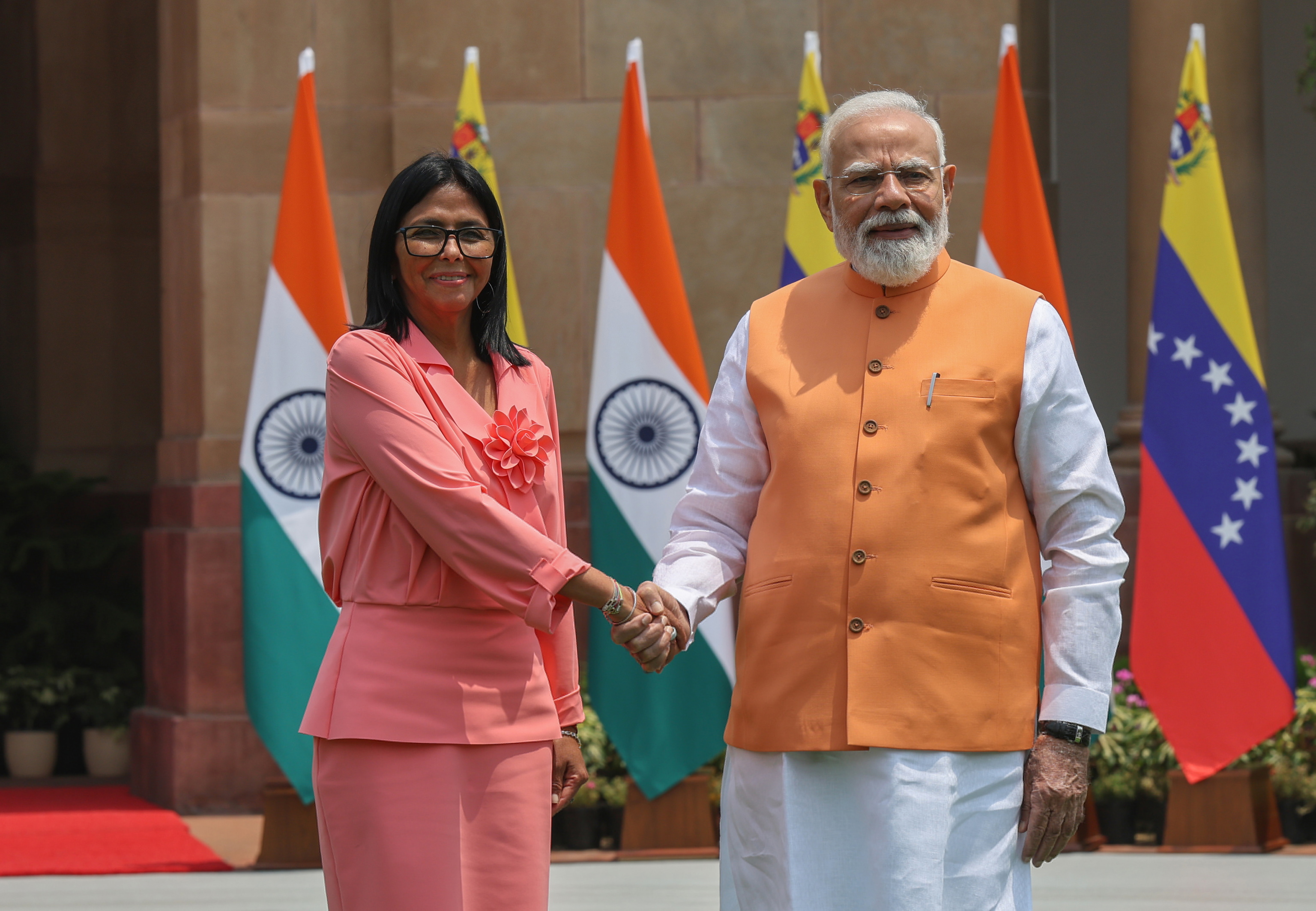 El primer ministro de la India, Narendra Modi, saluda a Delcy Rodriguez en Nueva Dehli.