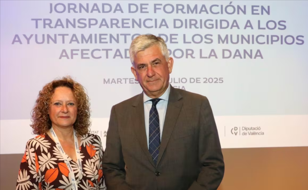 Lumbreras, como secretario de Transparencia, junto a la alcaldesa de Torrent.