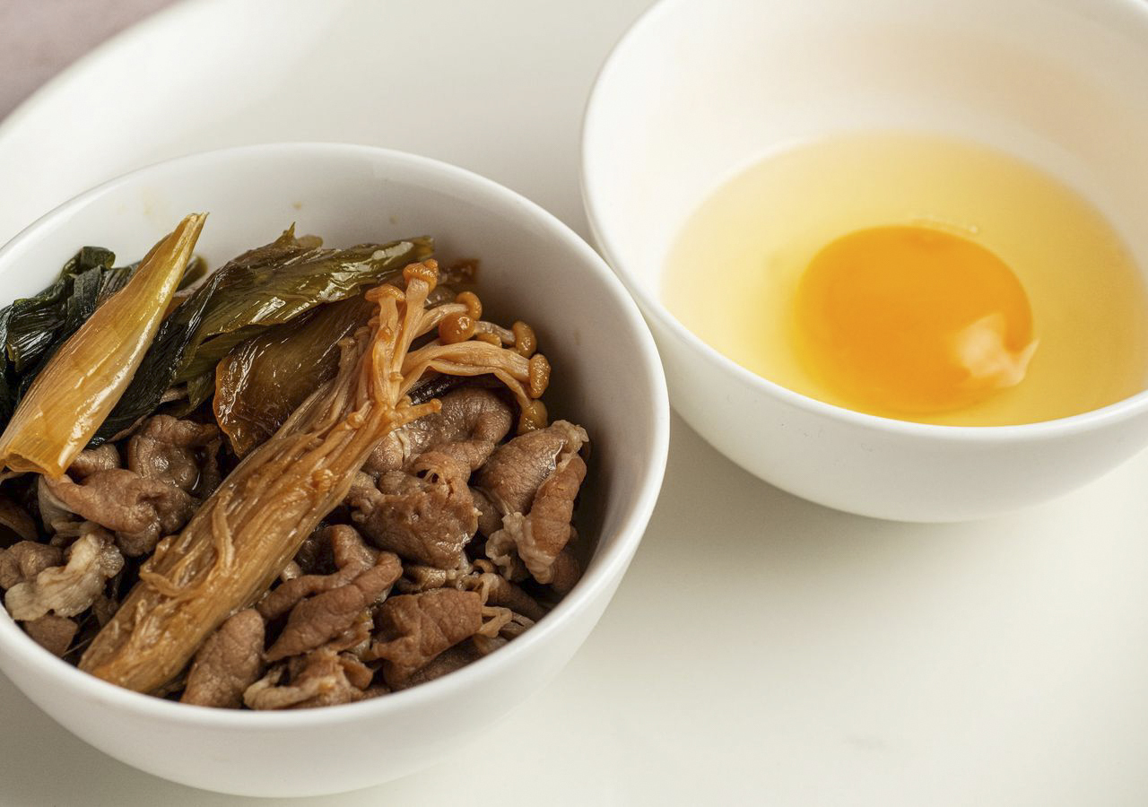 Guisos como el 'sukiyaki' se mojan en 'huevo cáscara pausterizado'.