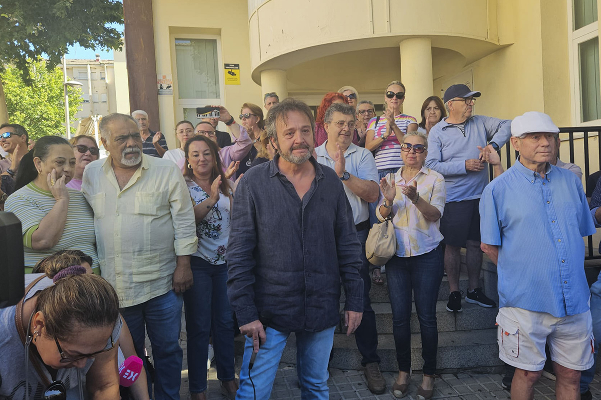 El SEPE le inici� un procedimiento administrativo a Juan Carlos Nieto (al centro) por atender peticiones de gente sin cita en sus ratos libres. Hubo ya una manifestaci�n para expresarle apoyo.