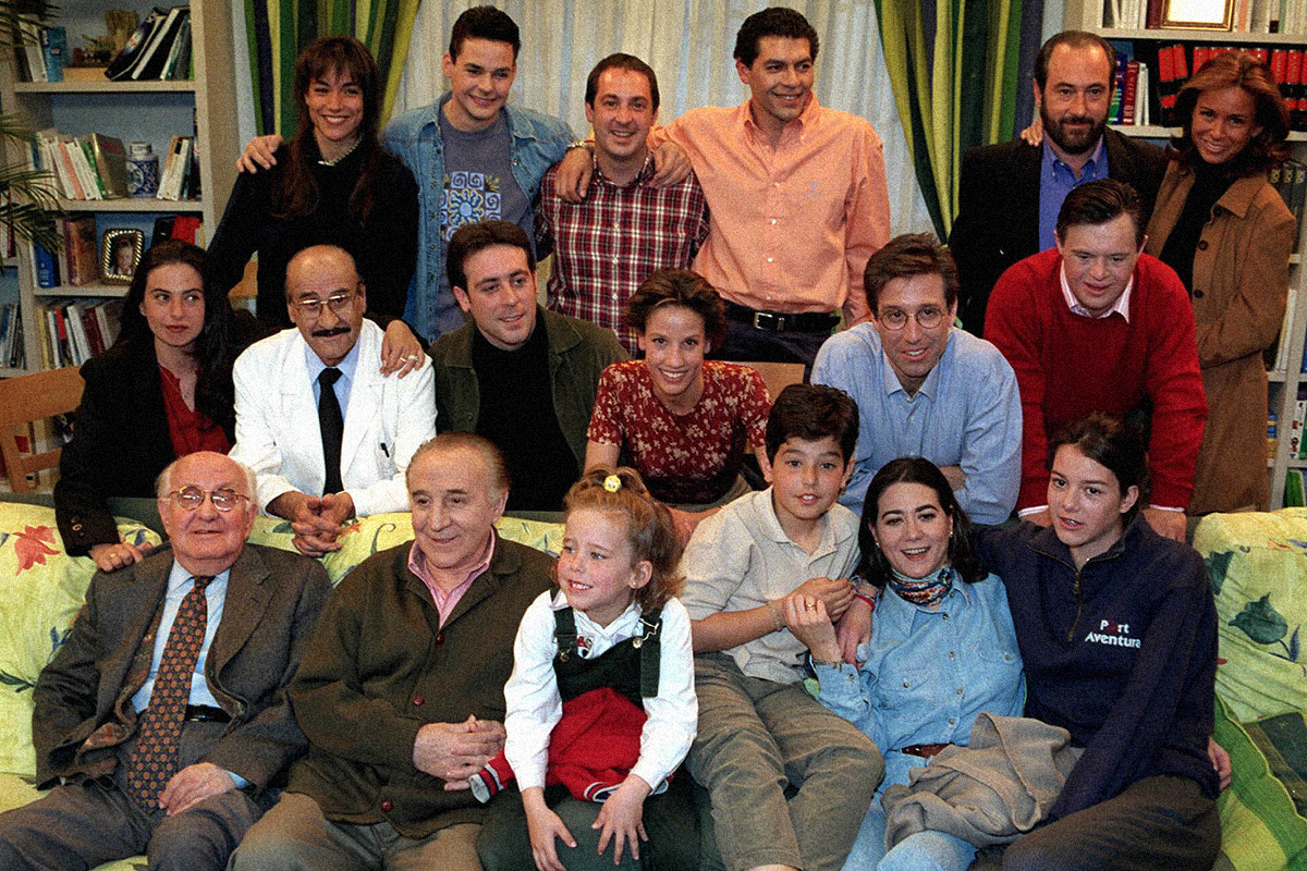 Emilio Aragón con el elenco de 'Médico de familia'.