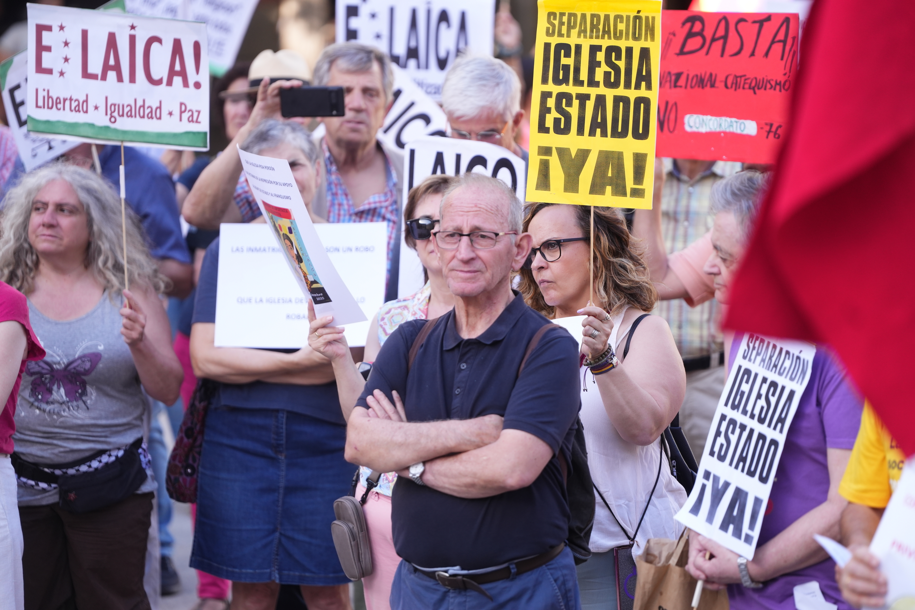 Concentración de Europa Laica y otros colectivos, anteayer, frente al Museo Reina Sofía.