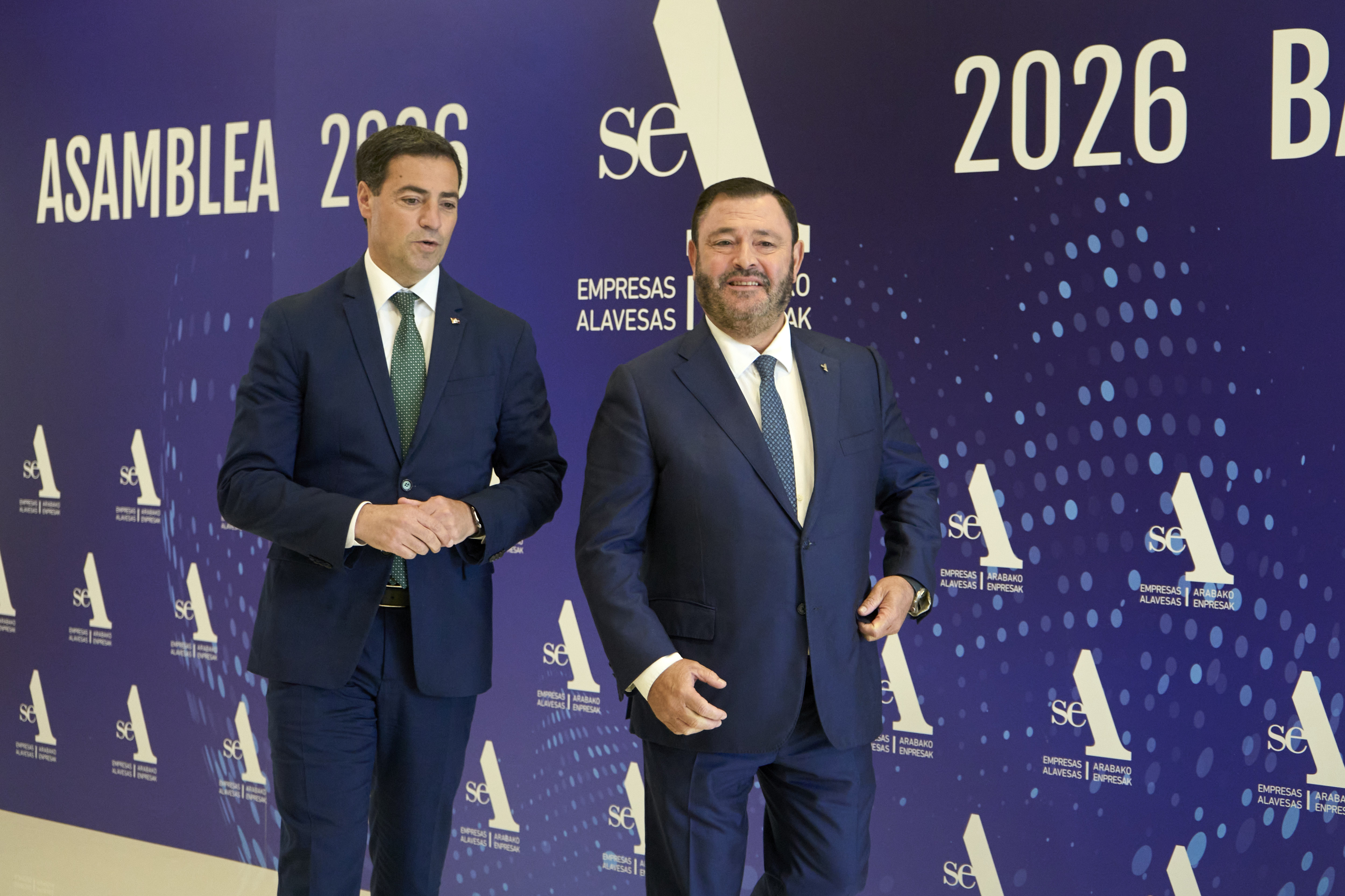 El lehendakari Imanol Pradales junto al presidente de SEA Juan Antonio Sánchez Corchero en Vitoria.