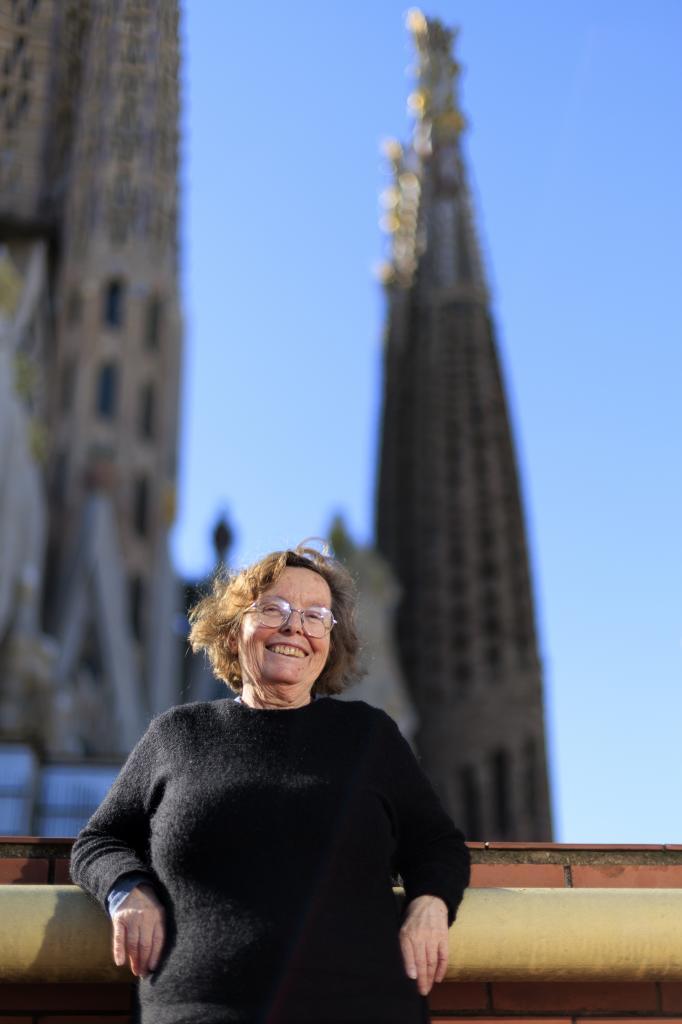 Montse posa enla azotea del número 410 de Carrer Mallorca, uno de los edificios amenazados
