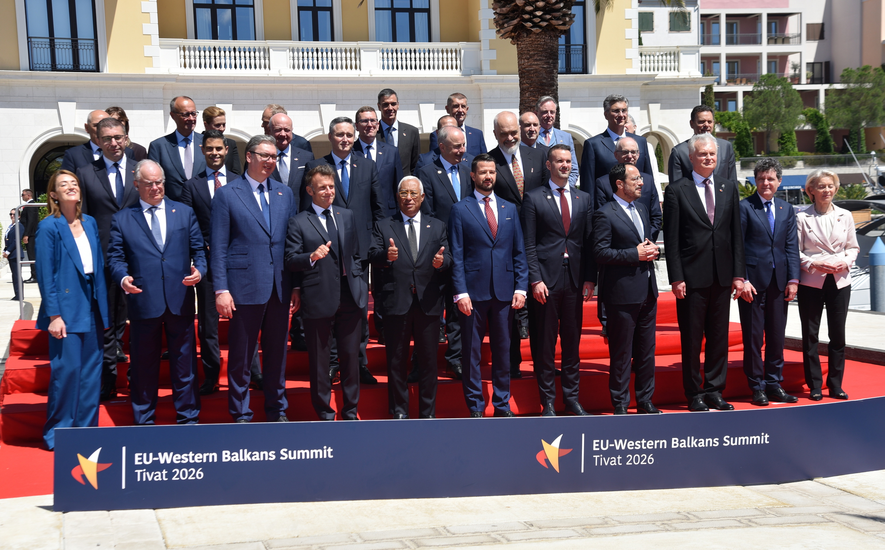 Foto de familia en la cumbre de la localidad montenegrina de Tivat el viernes.