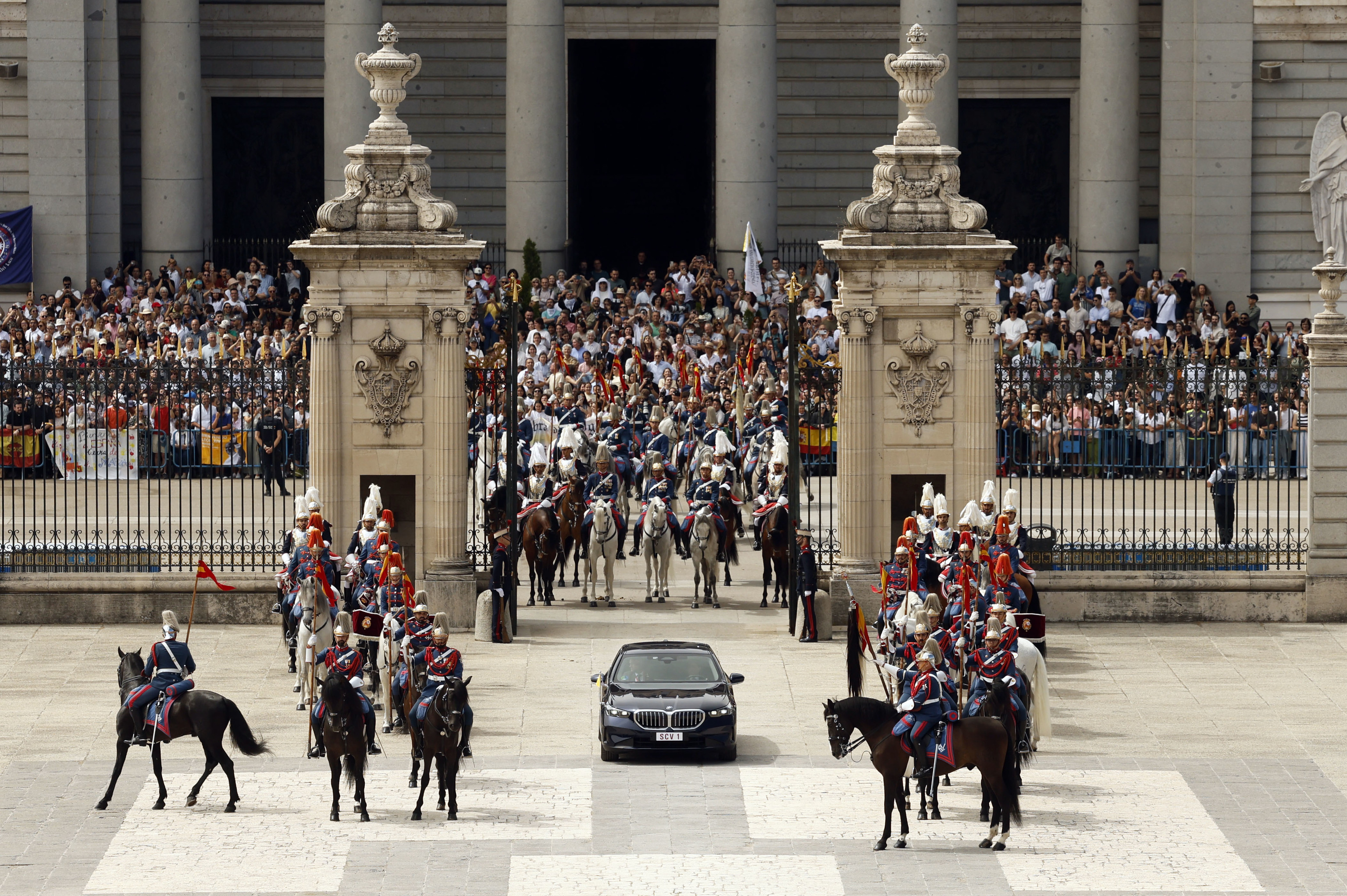 El coche oficial que traslada al papa León XIV entrando en la Plaza de la Armería del Palacio Real, este sábado en Madrid.