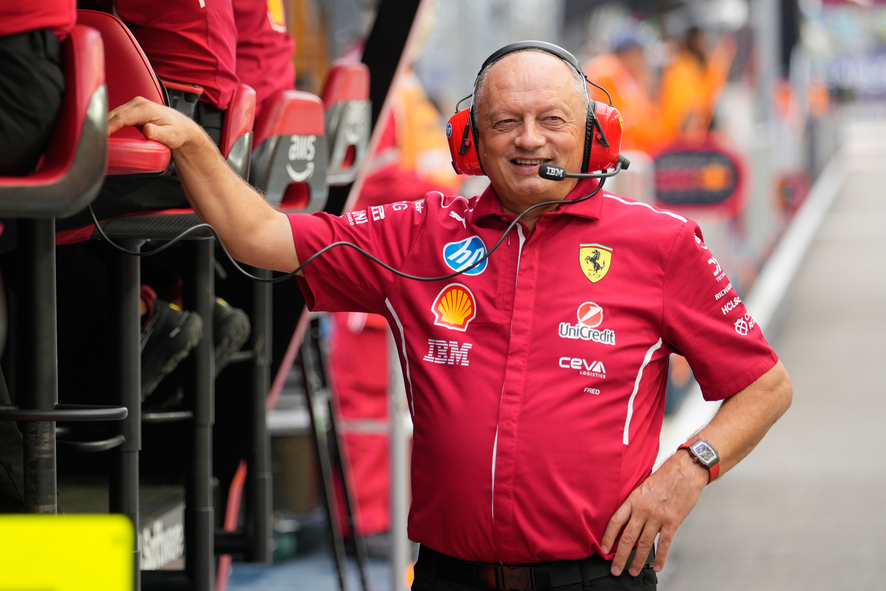 Fred Vasseur supervisando las operaciones del equipo durante la primera práctica antes del Gran Premio de Singapur de 2025.