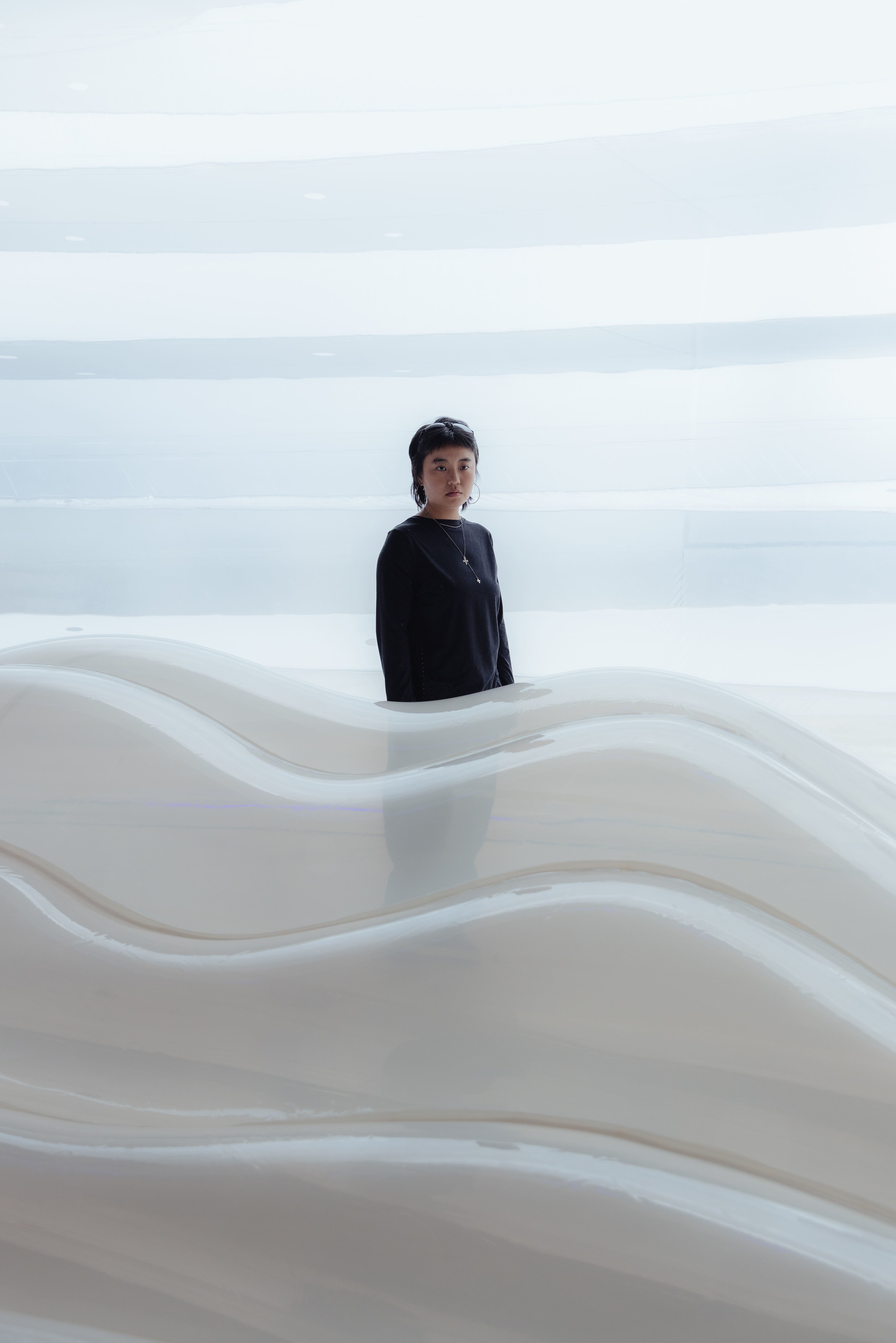 Amber Zhang, diseñadora del espacio, junto a su sofá inflable