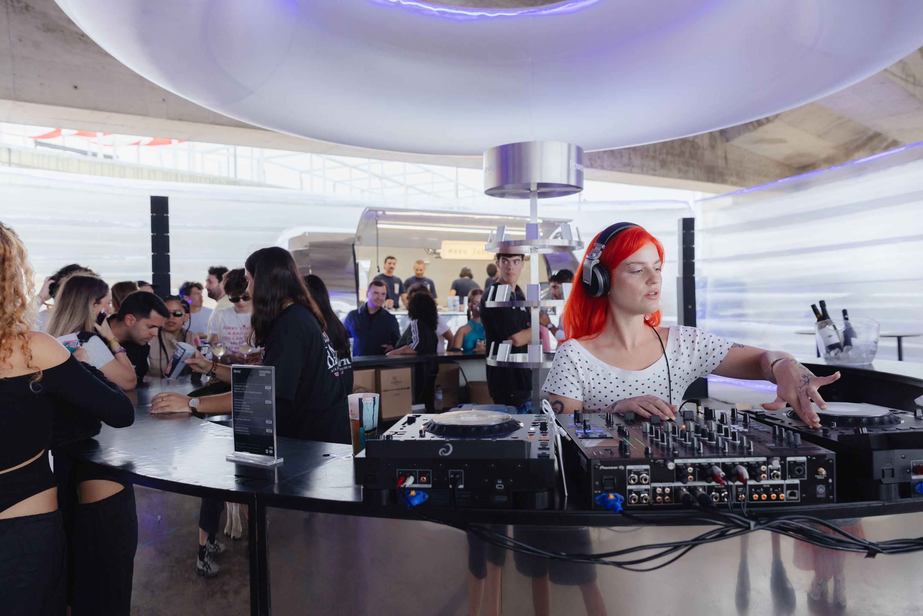 La Dj Hello Sassy ofreció una sesión de 18:00 a 19.00 horas