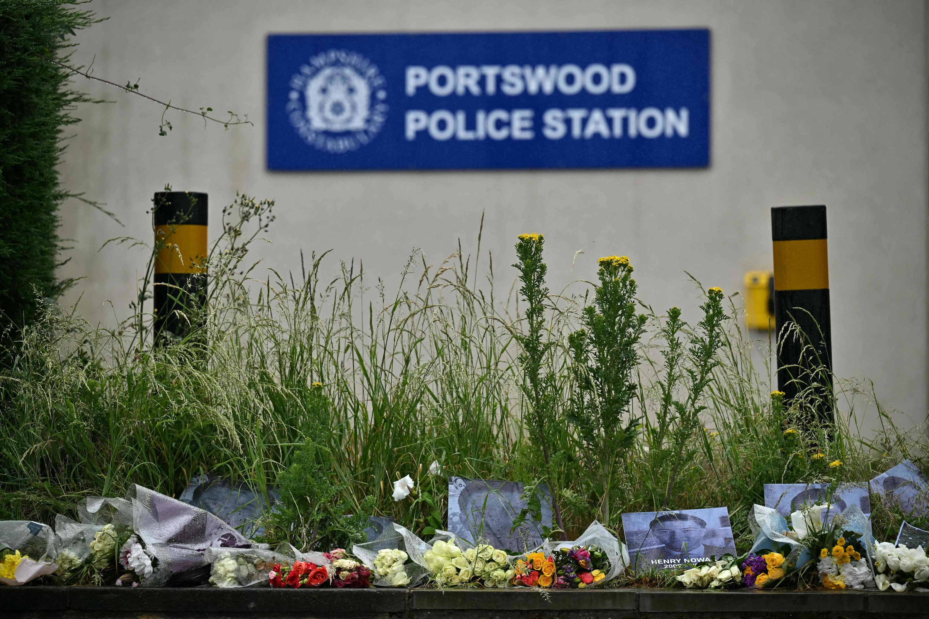 Una ofrenda floral en memoria de Henry Nowak frente a la comisaría de Portswood, en Southampton.