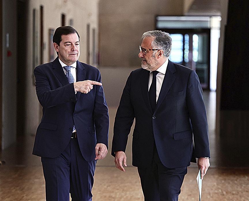 Alfonso Fernández Mañueco (PP) y Carlos Pollán (Vox), el miércoles en Valladolid.