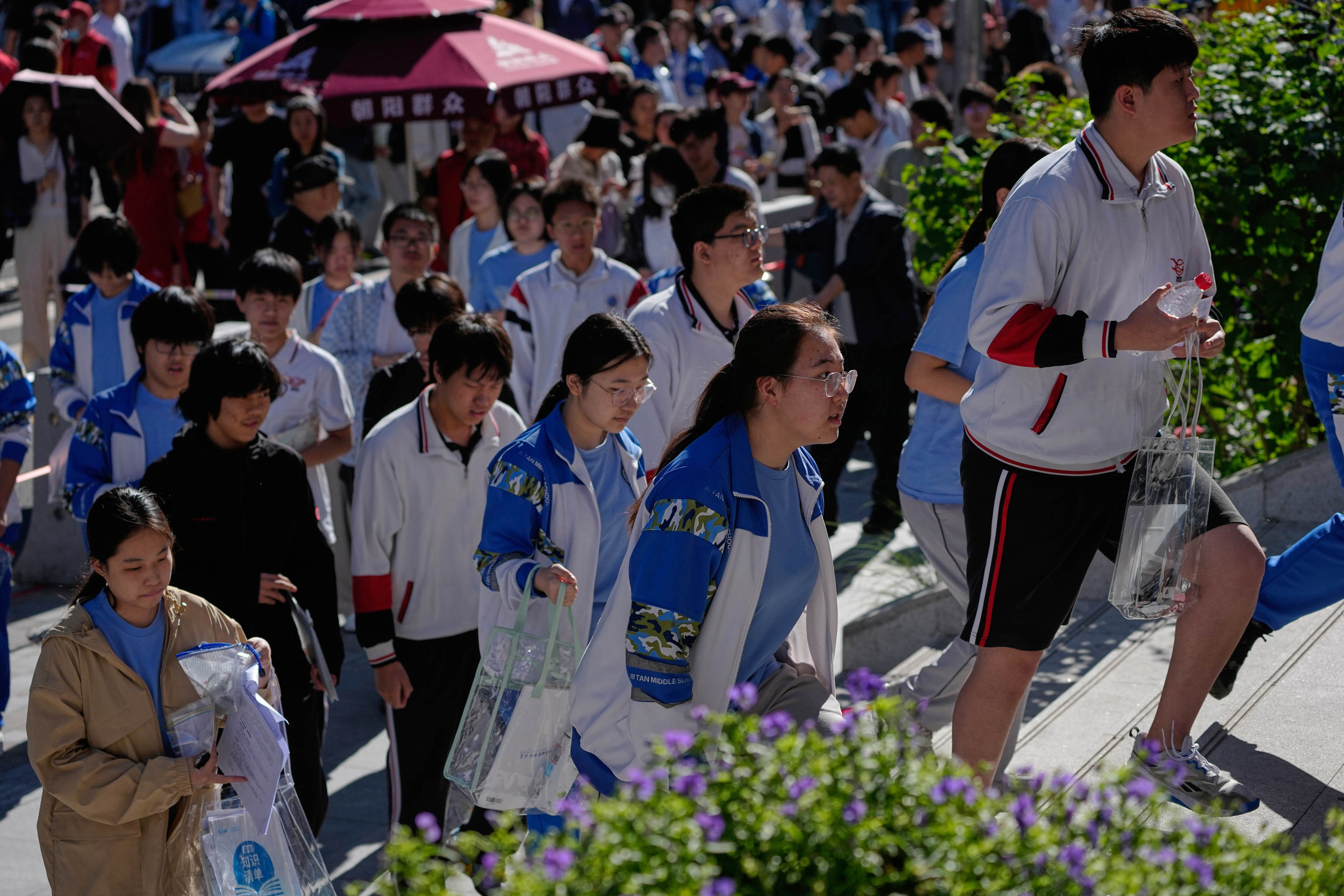 Estudiantes llegando a la escuela en el primer día del gaokao.