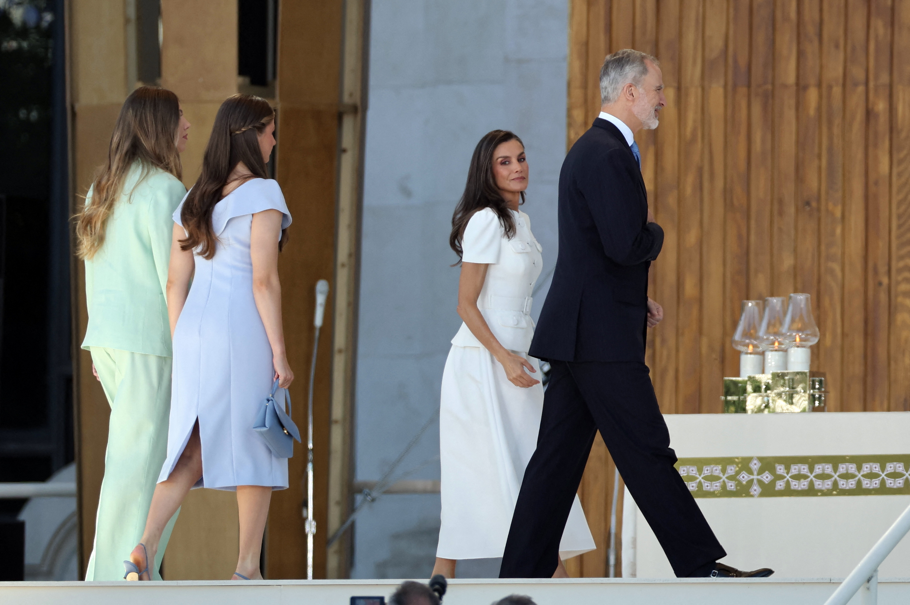 Kraliçe Letizia, çok asil bir trompe l'oeil elbisesi ve Prenses Leonor ve İnfanta Kanepesiyle, rengarenk ve baharı andıran Papa Leo XIV Ayini'nde