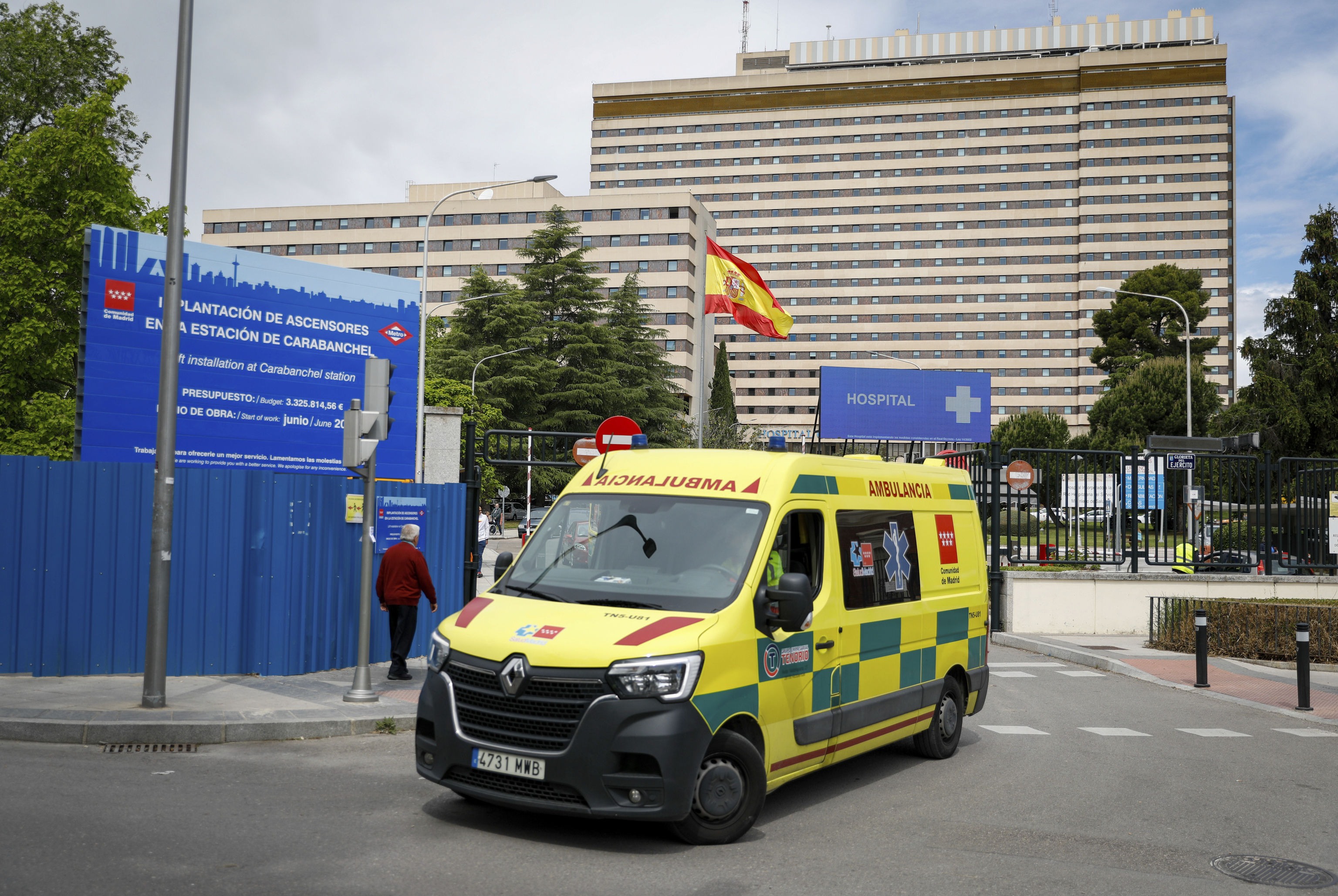 Una ambulancia a la salida del Hospital Central de la Defensa Gómez Ulla, donde estuvieron aislados los españoles por hantavirus