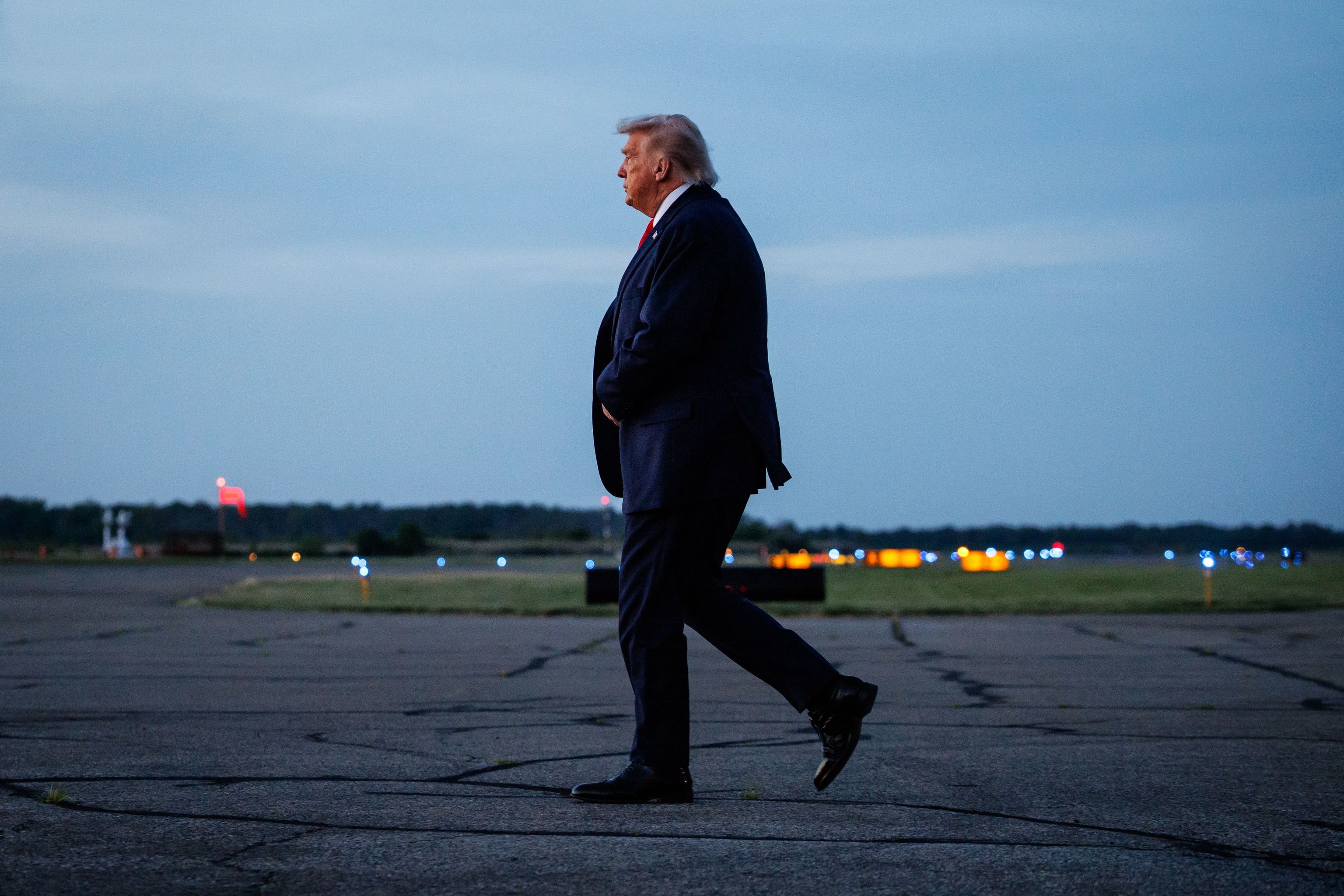 Donald Trump camina hacia el Marine One.