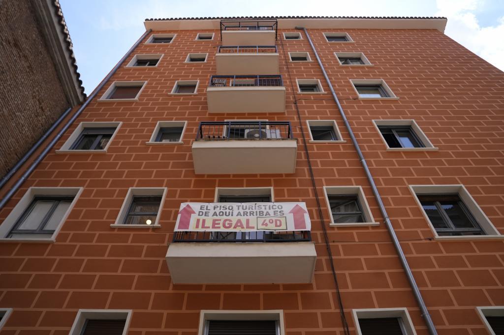 Cartel contra un piso turístico en imagen de archivo.