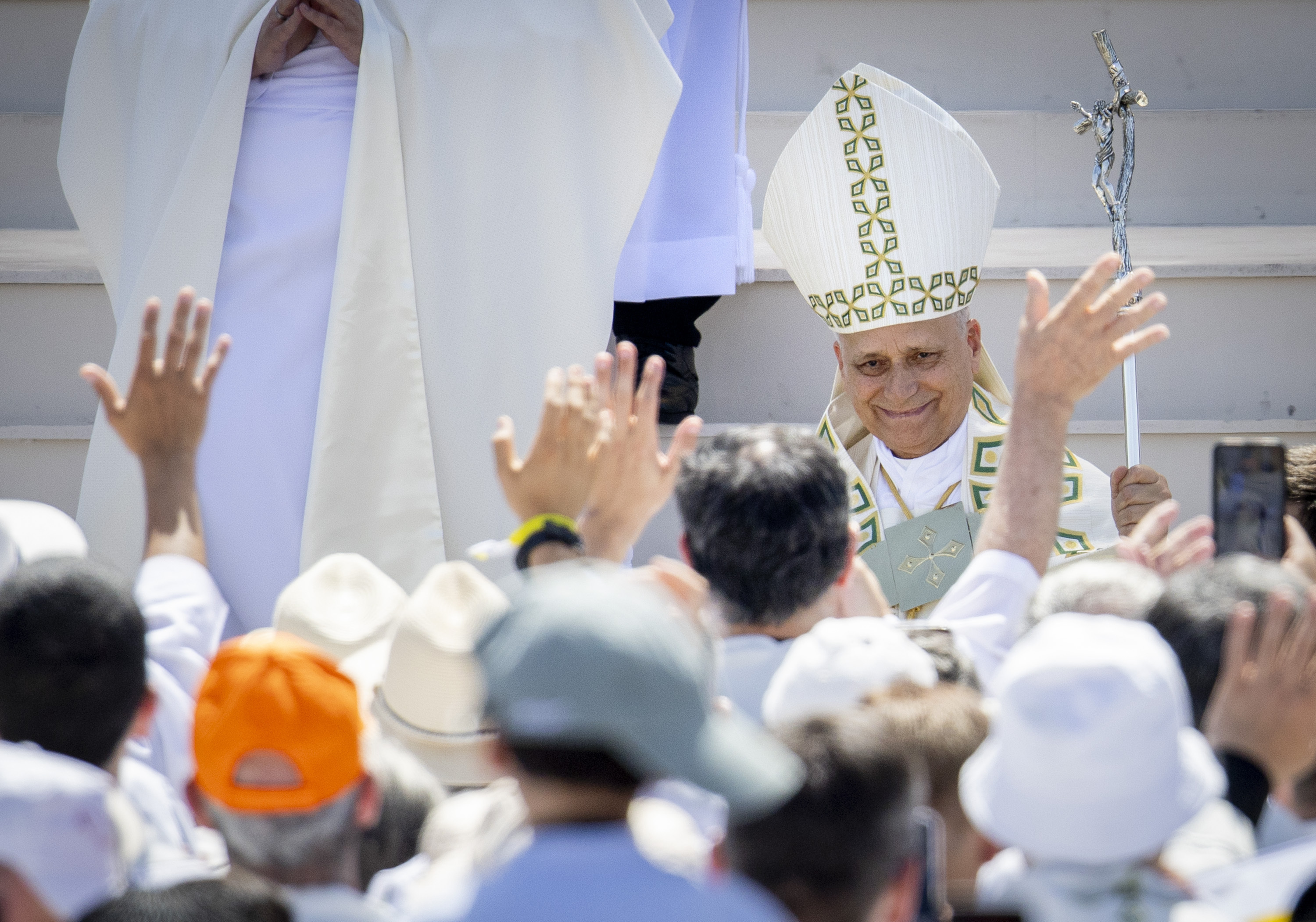 León XIV, con los fieles congregados.