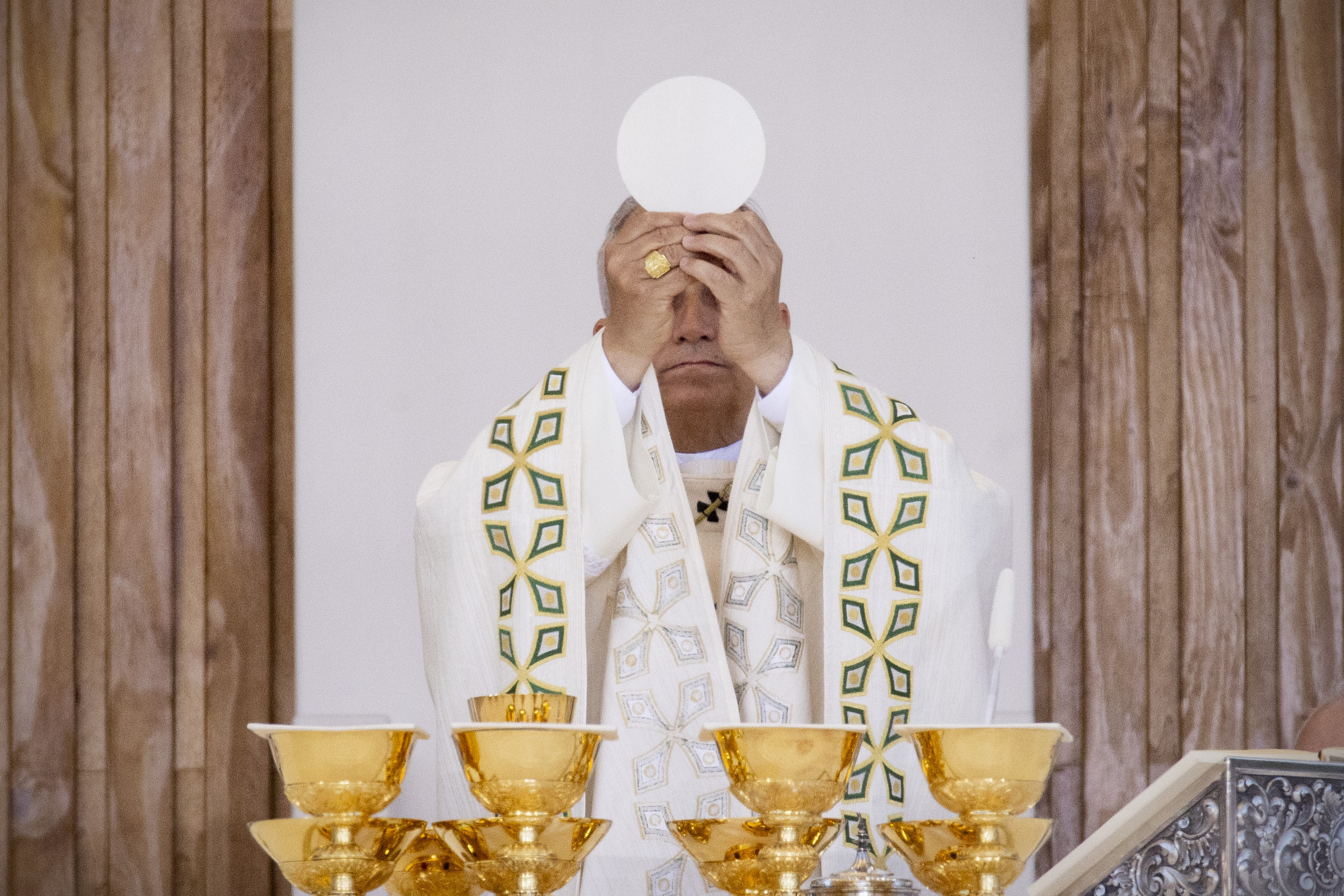 El papa León XIV consagra el Cuerpo de Cristo en la misa de Cibeles.