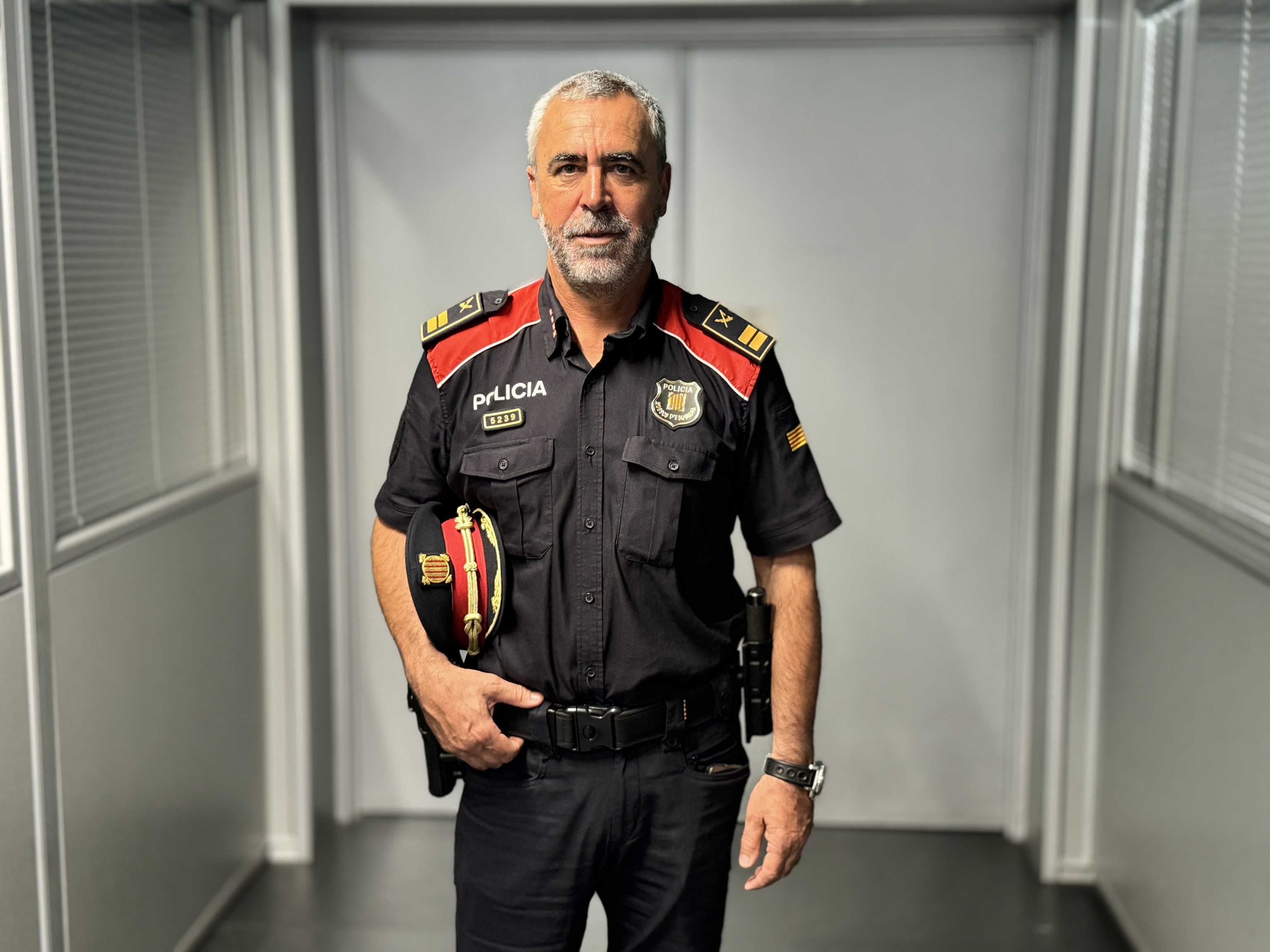 Con formación en ingeniería, detrás de las investigaciones más relevantes en Cataluña, incluido el 'caso Andic', está el comisario Ramón Chacón, jefe de la Comisaría General de Investigación Criminal de los Mossos d'Esquadra. Profesor universitario también, teoriza sobre la «socialización» y «banalización» del uso de armas.