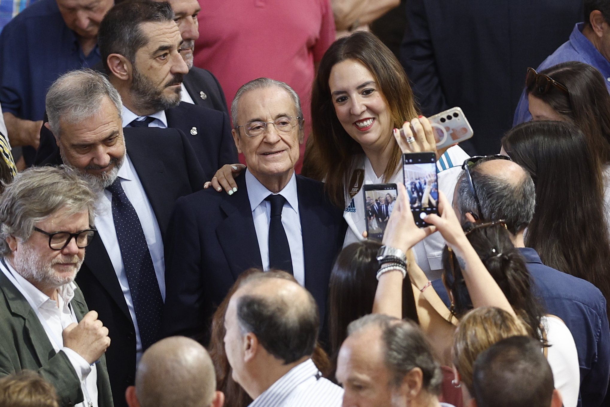 Florentino Pérez, entre seguidores tras votar.