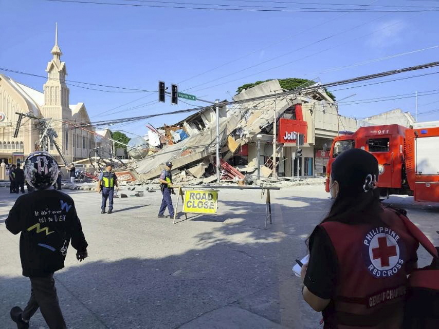 Los servicios de emergencias acordonan un edificio derruido por el terremoto en la ciudad de General Santos, en el sur de Filipinas.