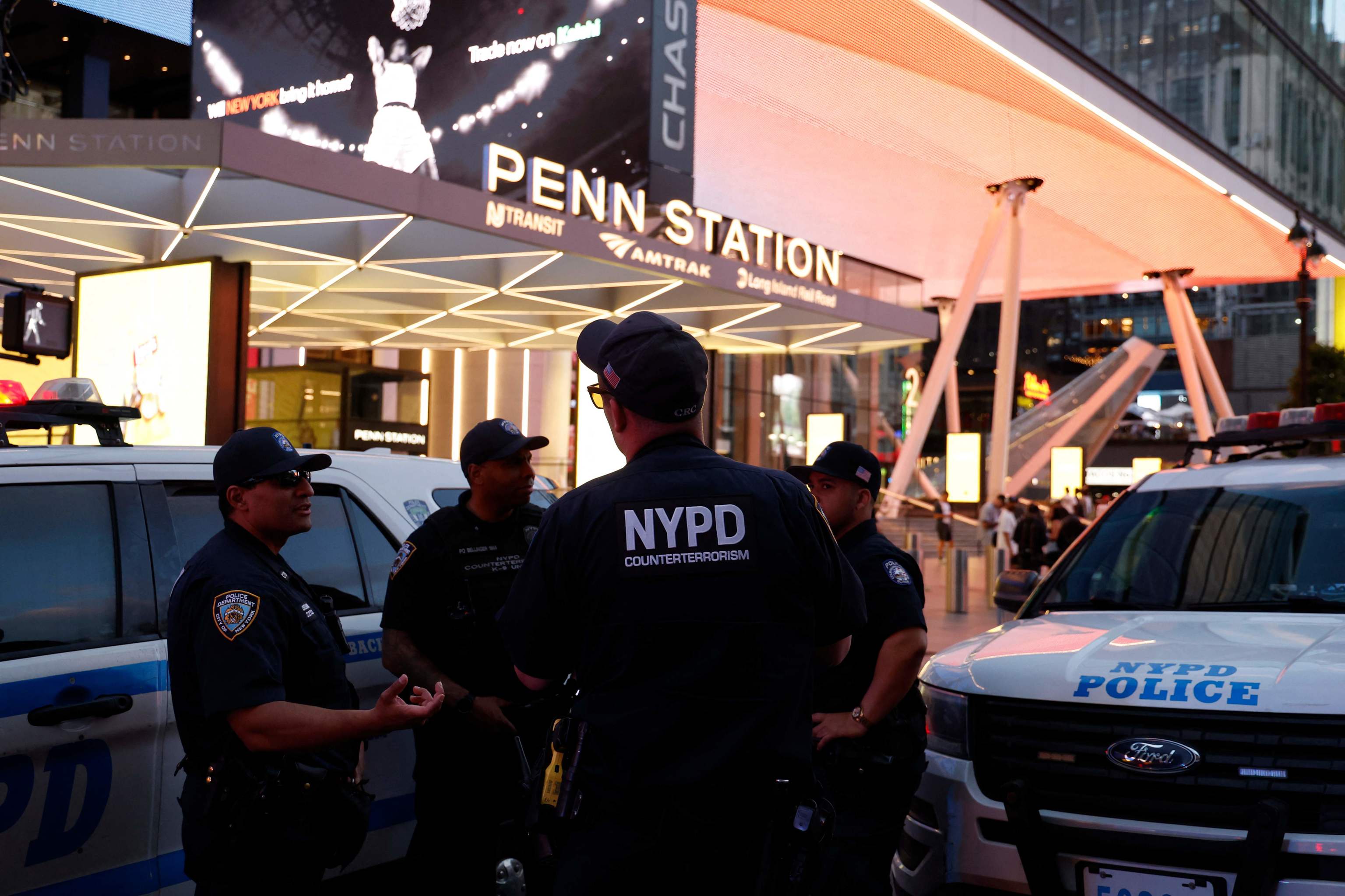 Agentes de Ploicía de Nueva York llegan a Penn Station tras el apuñalamiento de seis personas.