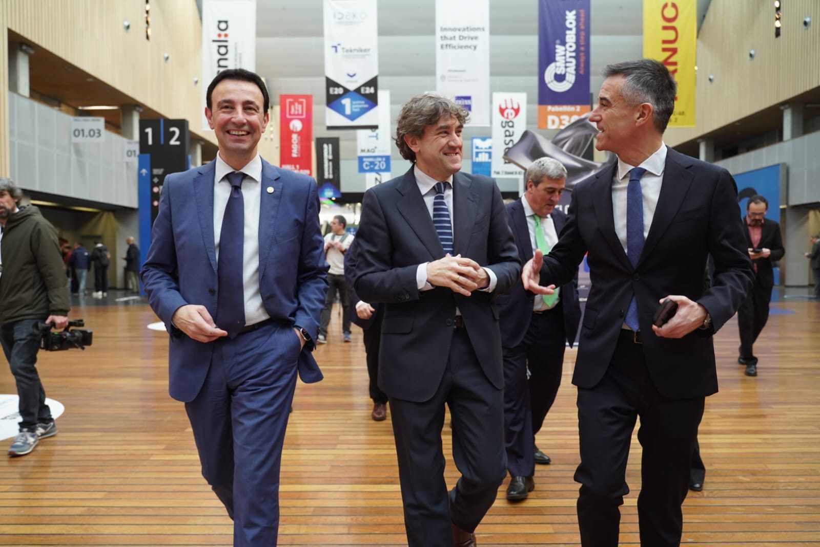 El vicelehendakari Torres junto a Eneko Andueza en la Feria de Máquina Herramienta en el BEC.