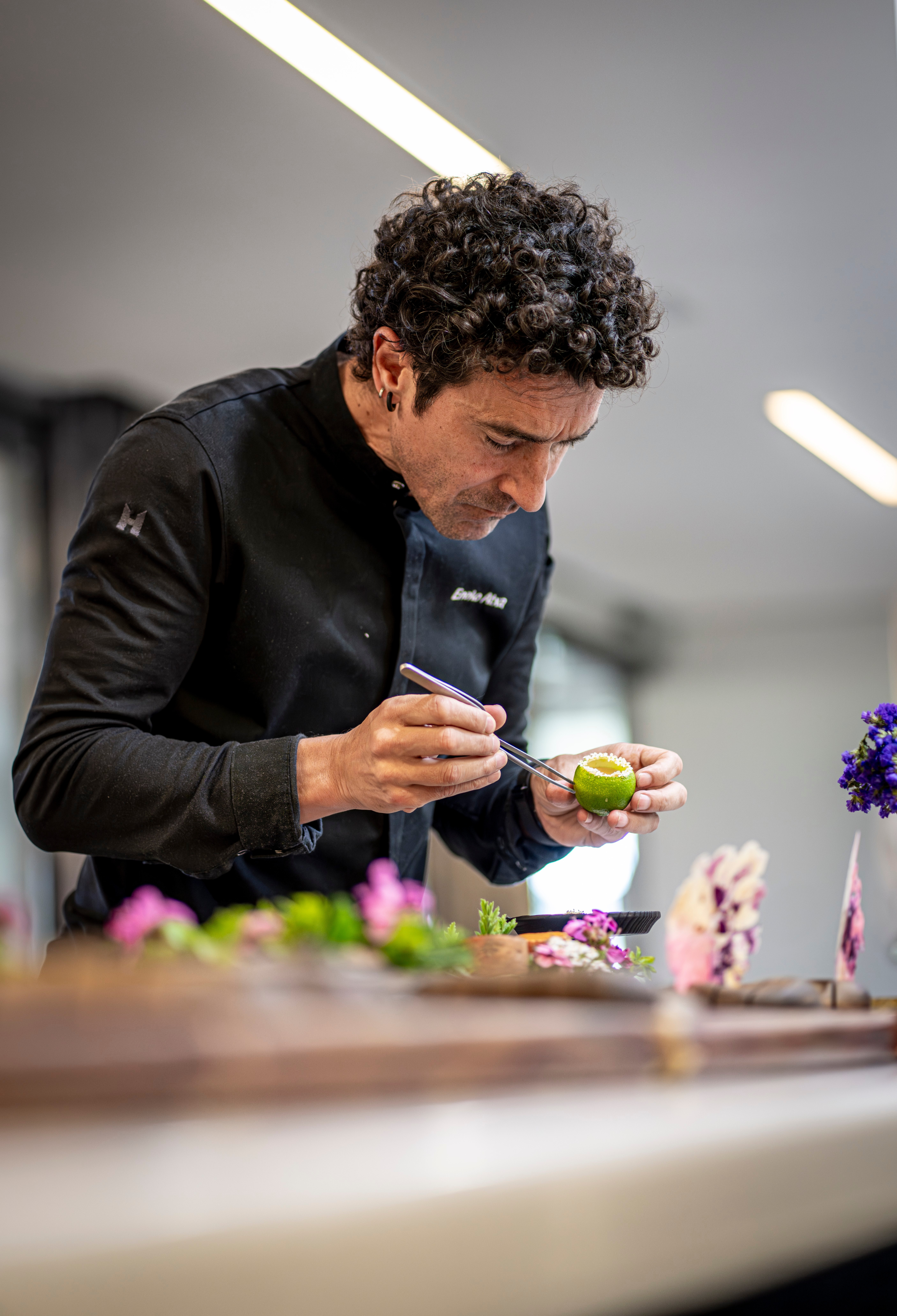El cocinero Eneko Atxa en La Sociedad Gastronomika del hotel, nombre que recibe su nuevo restaurante.